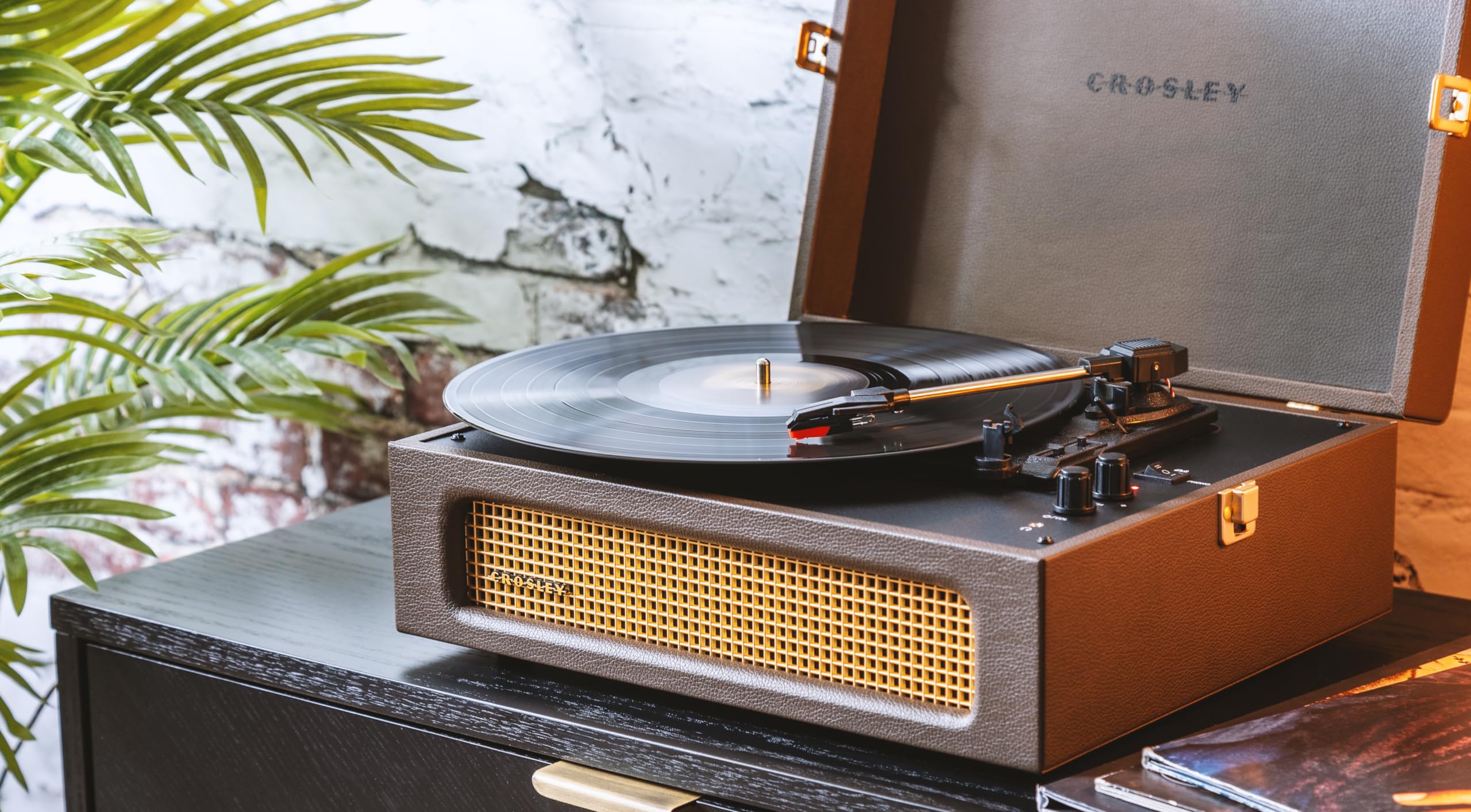 Crosley CR8017B-CO Voyager Tourne-Disque Portable Vintage en Vinyle avec Bluetooth in/Out et Haut-parleurs intégrés, Cacao