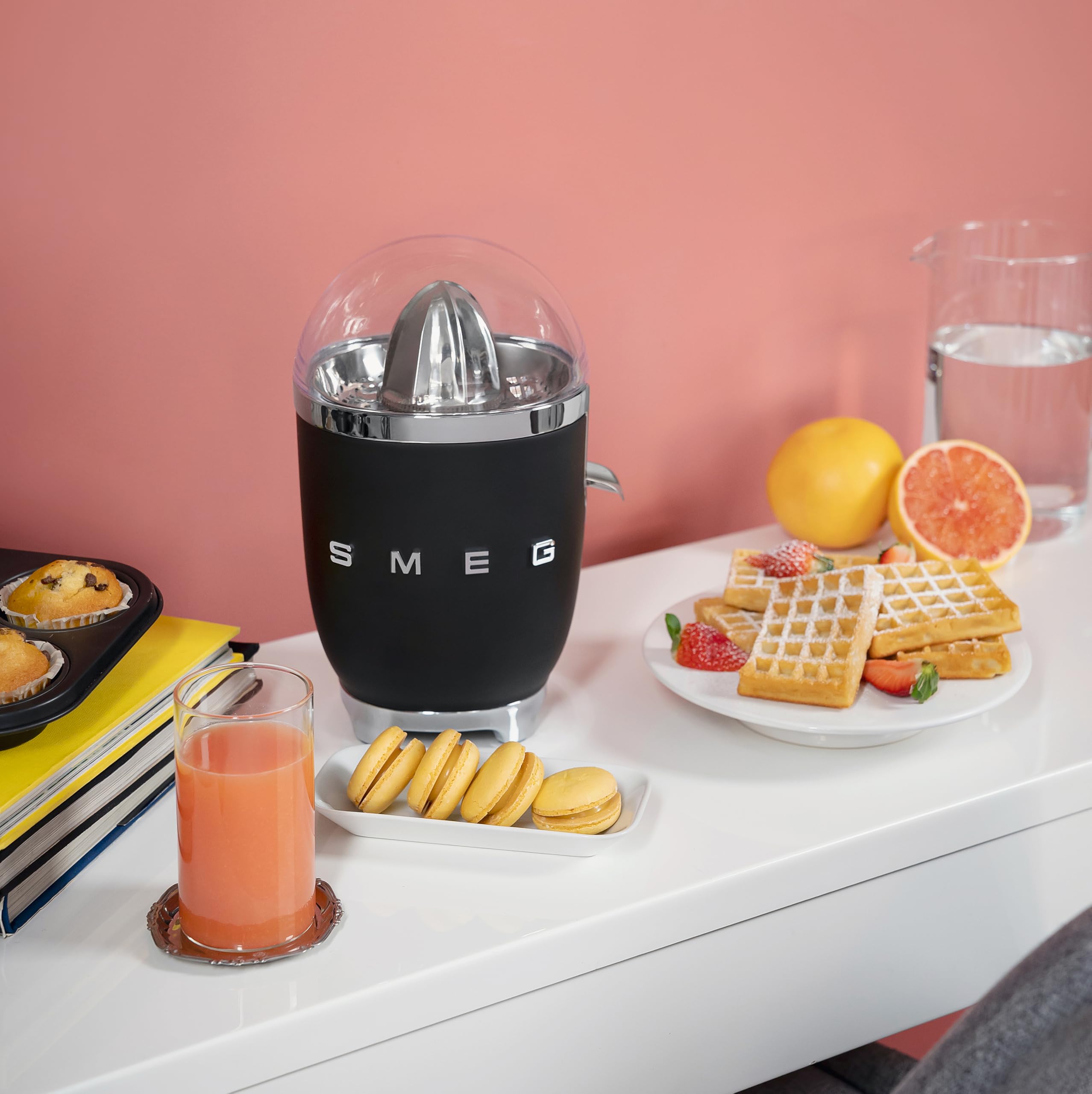Smeg, Presse Agrumes Électrique CJF11BLEU, Mise en Marche Automatique à Pression, Bec Anti-goutte et Cône Universel, Base Antidérapante, Range Cordon Intégré, 70W, Noir
