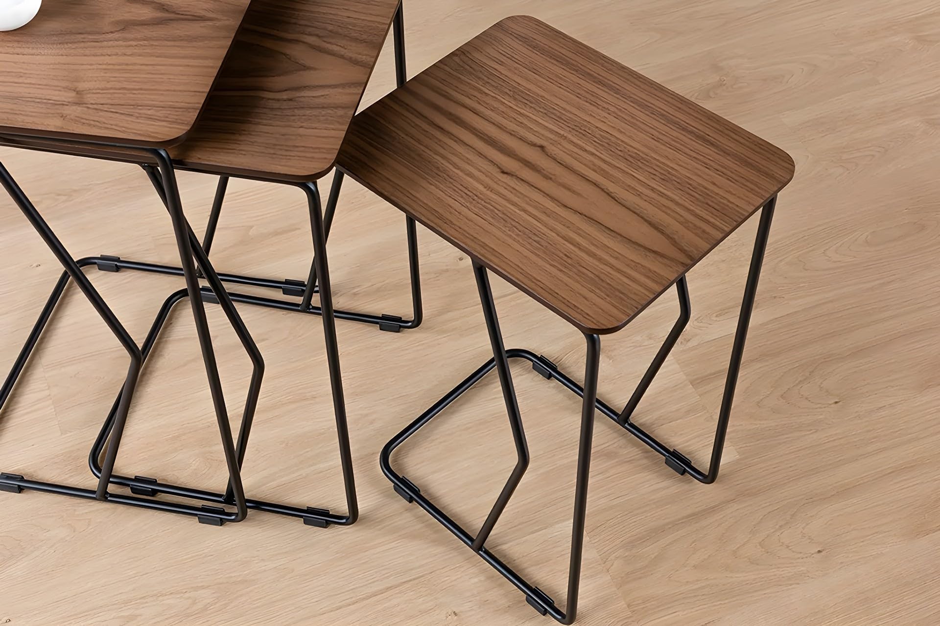 Hanah Home Elegancki zestaw do zagnieżdżania orzechów włoskich (3 sztuki) | 100% płyta MDF z metalowymi nogami | wymiary: 43 x 65 cm, 40 x 60 cm, 38 x 55 cm | stylowy i funkcjonalny do nowoczesnych