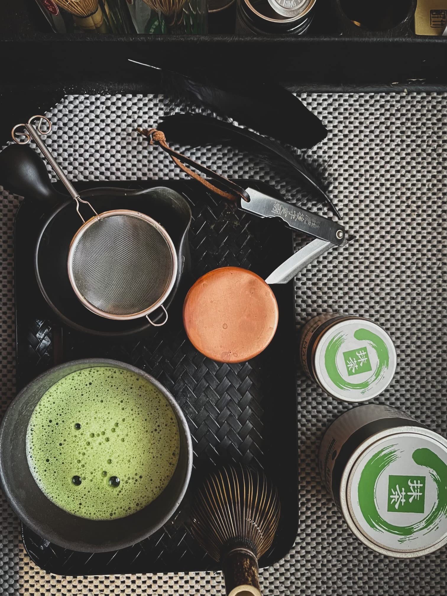 Dr. Weil Matcha Kari kompletny zestaw do herbaty matcha - czarny - japońska ceremonialna organiczna matcha z trzepaczką i uchwytem, miską ceramiczną, przesiewaczem i szufelką