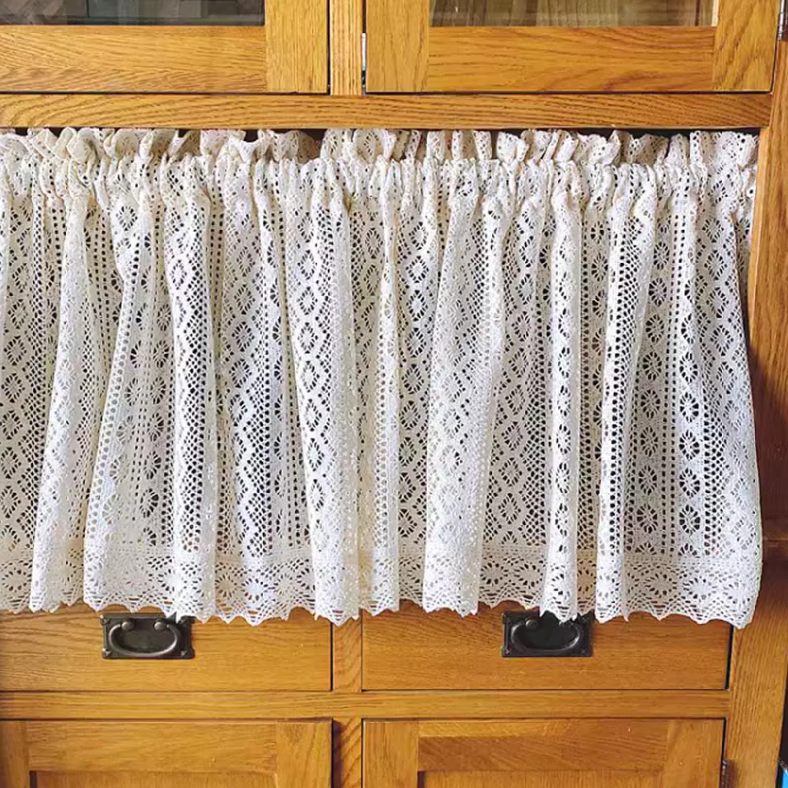Petits rideaux creux en crochet pour sublimer la salle de bain