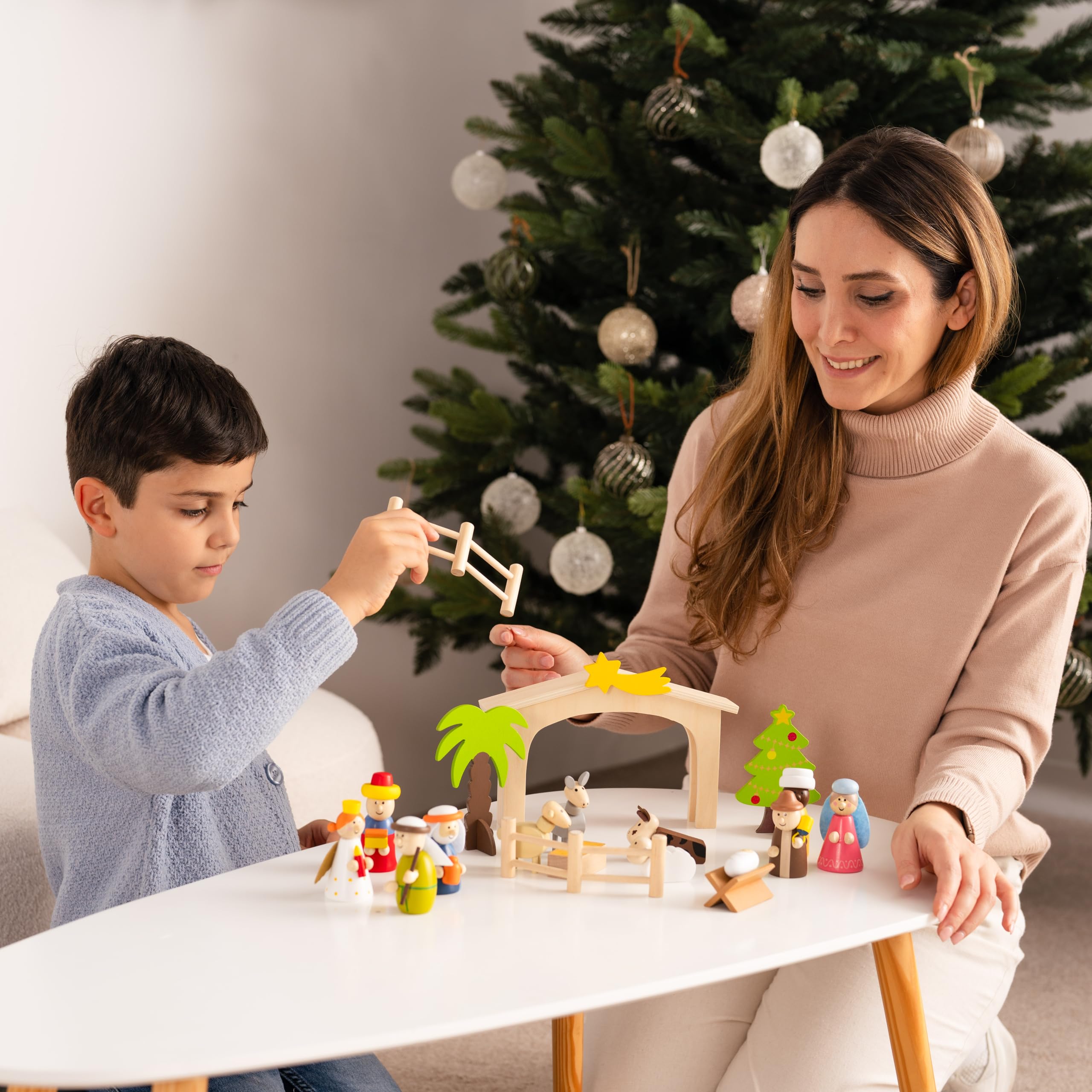 Weihnachtskrippe - Holz handbemalt - 18 Teile - mit Weihnachtsbaum – Krippenspiel für Kinder – farbenfrohe Deko & Geschenkidee - Stall mit Stern, Heilige Drei Könige, Maria & Josef, Ochs & Esel