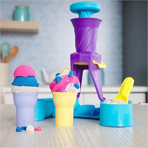 Miniatura 8 de Kinetic Sand, Estación de servicio suave con 14 onzas de arena de juego (azul, rosa y blanco), 2 conos de helado y 2 herramientas, juguetes