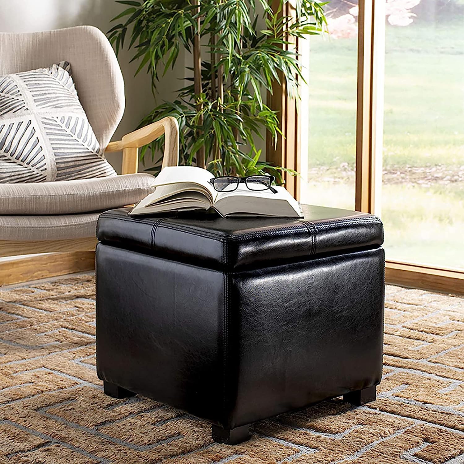 Repose-pieds confortable avec rangement intégré : le cube en cuir noir gain de place parfait