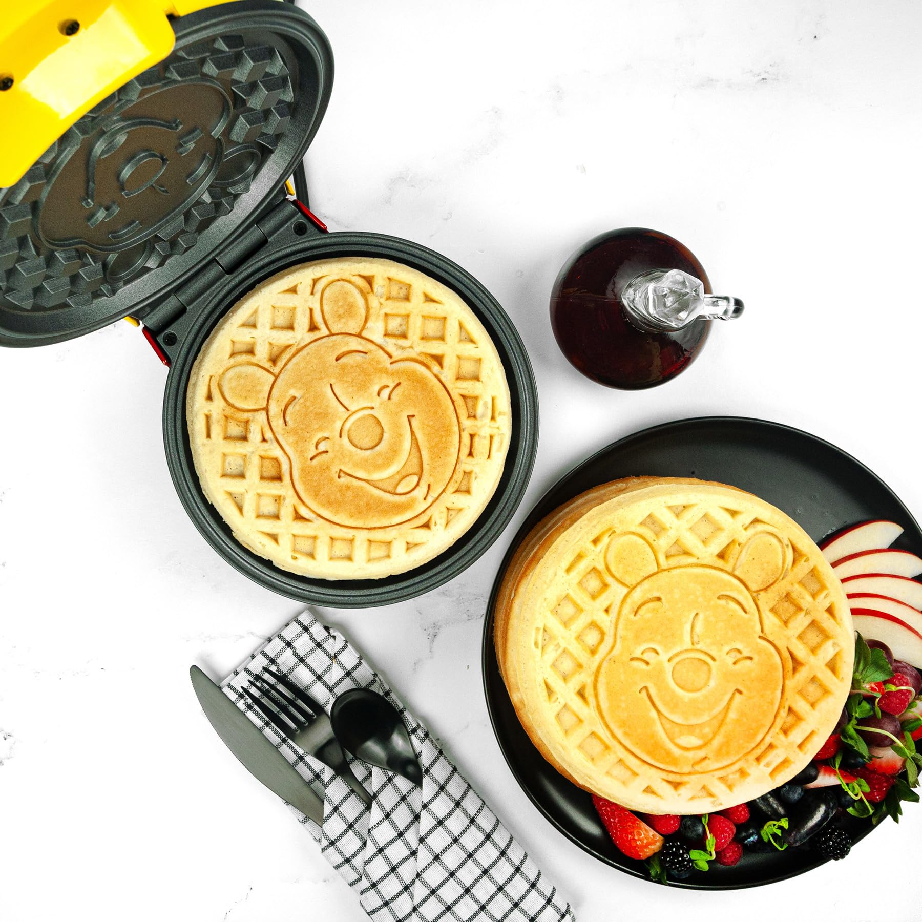 Uncanny Brands Disney Winnie the Pooh Waffle Maker – Tu oso de miel favorito en tus gofres