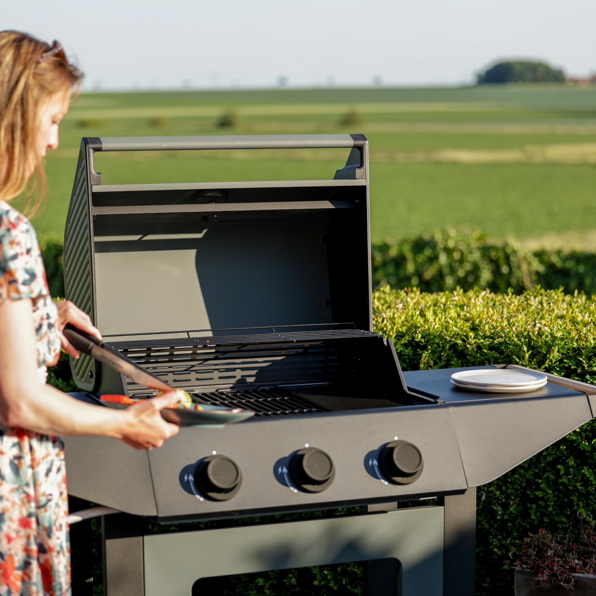 Cook’in Garden - Barbecue Gaz Burn, 3 Brûleurs, Fonction Grill et Plancha, Récupérateur de Graisse Amovible, Thermomètre Intégré, 10,5 kW, Idéal 10 Personnes