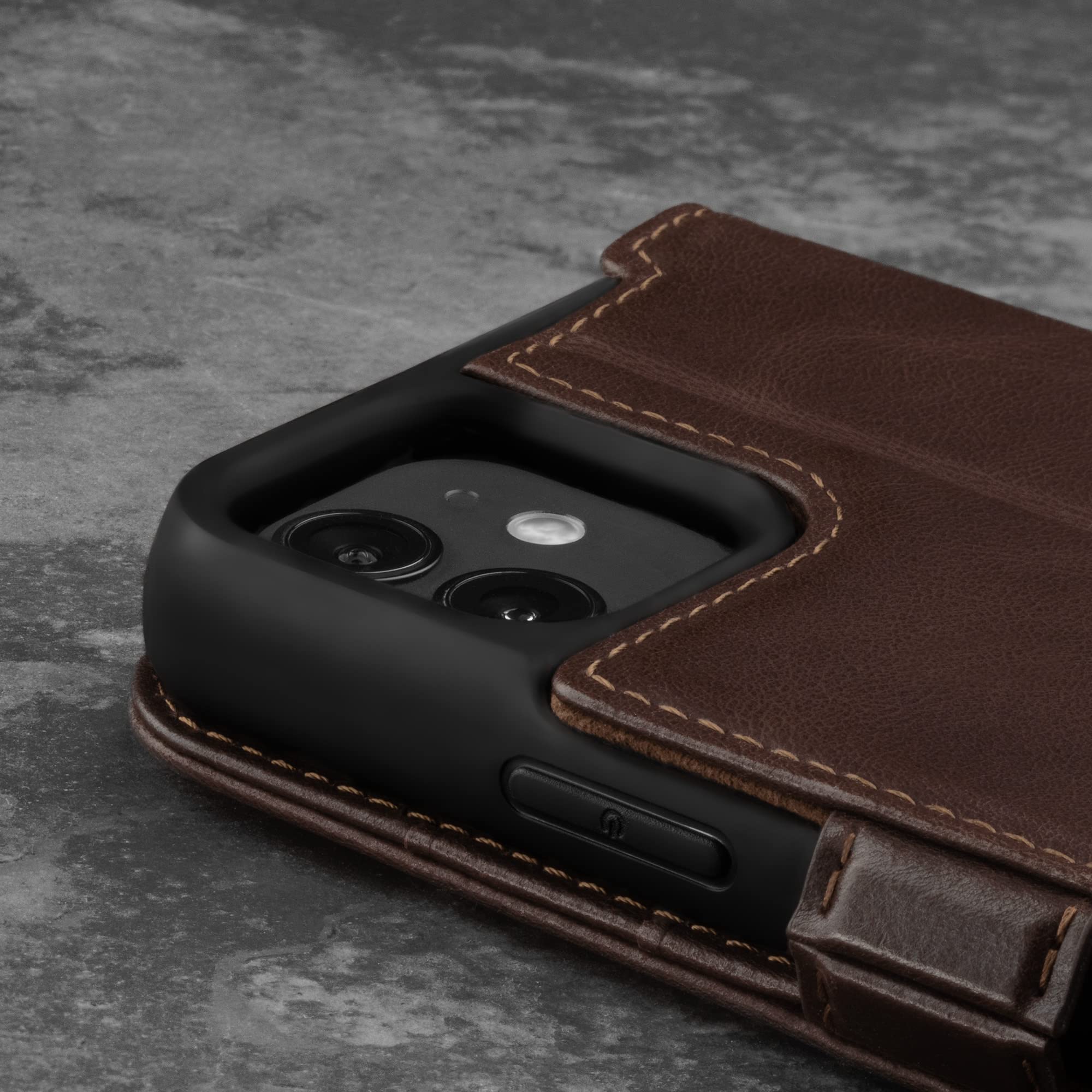 TORRO Hülle kompatibel mit iPhone 12 / iPhone 12 Pro – Premium Leder Hülle mit Standfunktion und Kartenfächern (Dunkelbraun)