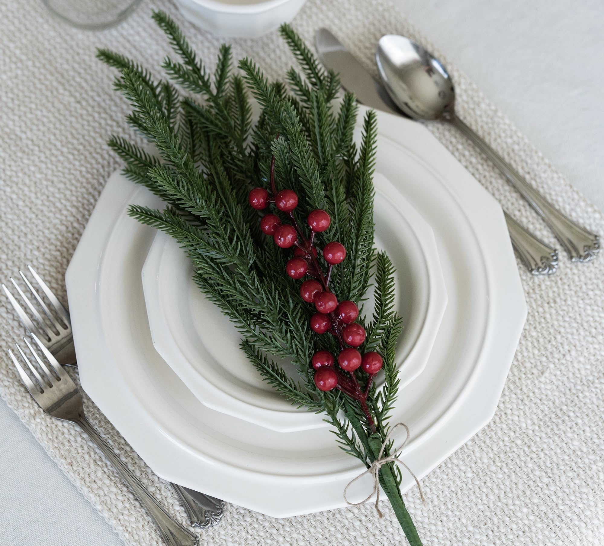 HyeFlora Norfolk-Kieferstiele mit roten Beeren, 48,3 cm, künstliche Tannennadeln, künstliche Zedernkiefern, grüne Zweige für Vasen, Kränze, Girlanden, Heimdekoration, 15 Stück