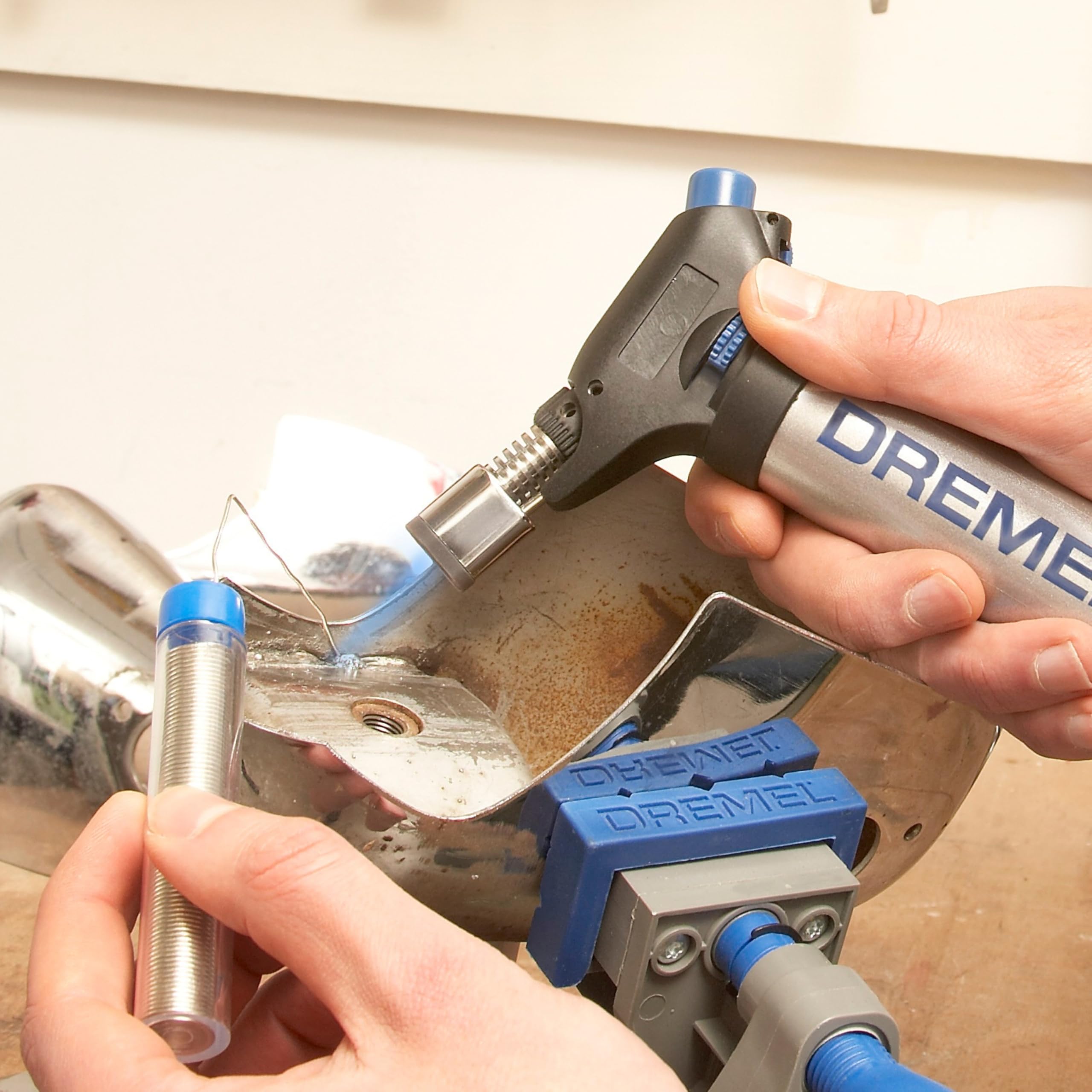 Dremel 2200 VersaFlame Multifunktionaler Butangas-Brenner - Butangas-Lötlampe, Gasbrenner und Löt-Set (mit 5 Zubehören zum Löten, Schrumpfen, Schweißen, Flambieren)