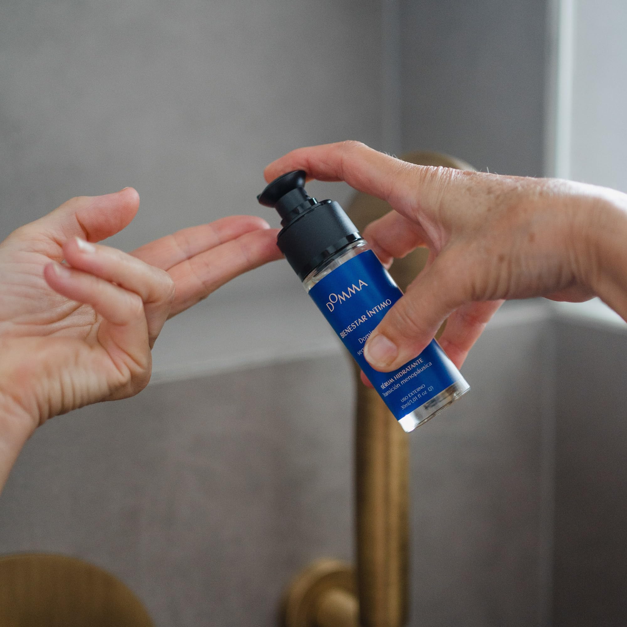 Menopausia - Bienestar Íntimo Domma | Sérum Hidratante Vaginal que Hidrata, Calma y Equilibra el pH de la zona Vulvar - con Aceites naturales como el de Almendras, Onagra y el de Aguacate | 30 ml