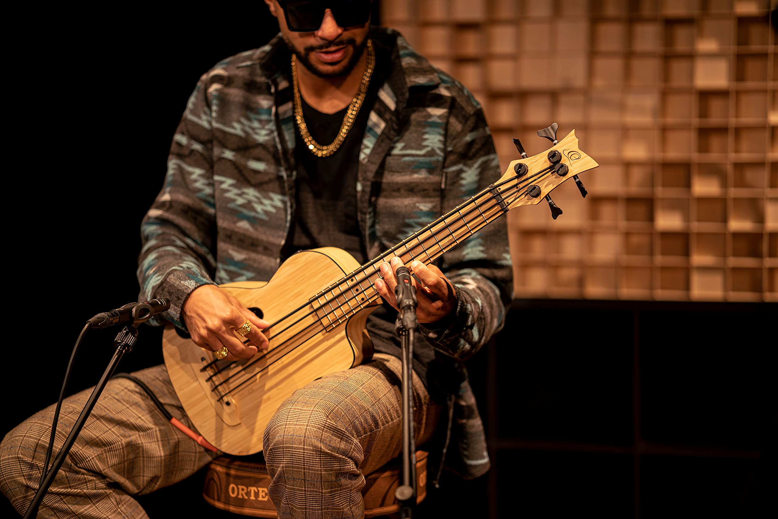 Ortega Guitars Bass Ukulele Elektro-Akustisch – F-Schallloch – Bamboo Series – Inklusive Gig Bag – Massiver Bambus, Natur (RUNAB-UB)