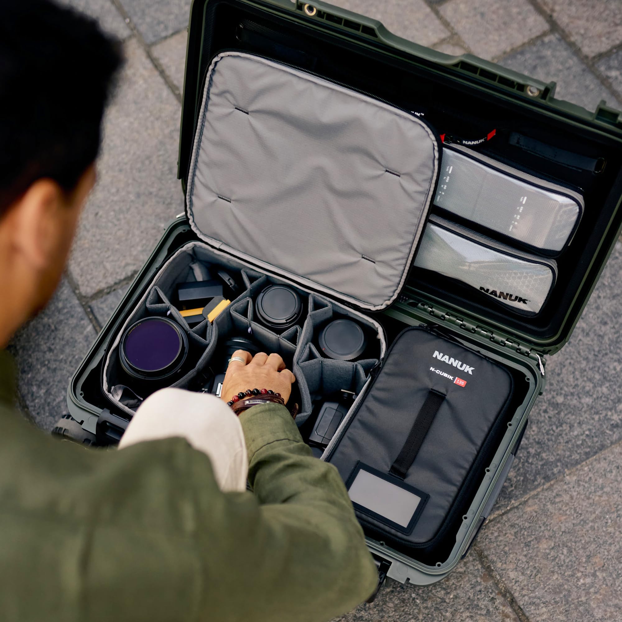 NANUK 935 Pro Foto con N-Cubbik – Custodia rigida impermeabile per fotocamera da viaggio con inserto N-Cubbik 13S & 13M e ruote, 55,9 x 35,6 x 22,9 cm, antipolvere e antiurto, compagnie aeree bagaglio