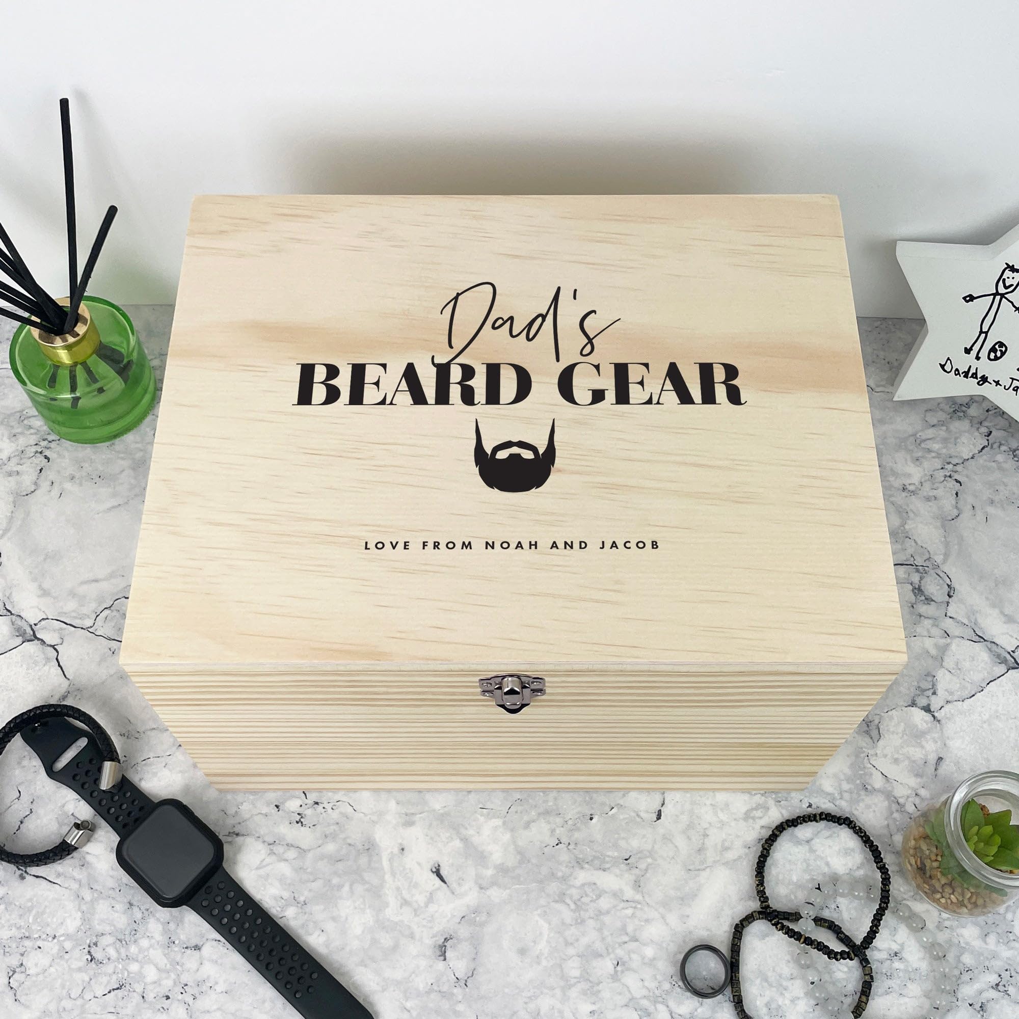 Caja de recuerdos de madera de pino personalizada para barba, regalo del día del padre, caja de recuerdos de madera personalizada, añade tu propio texto, bisagras y cierre de metal, 26 cm de ancho x