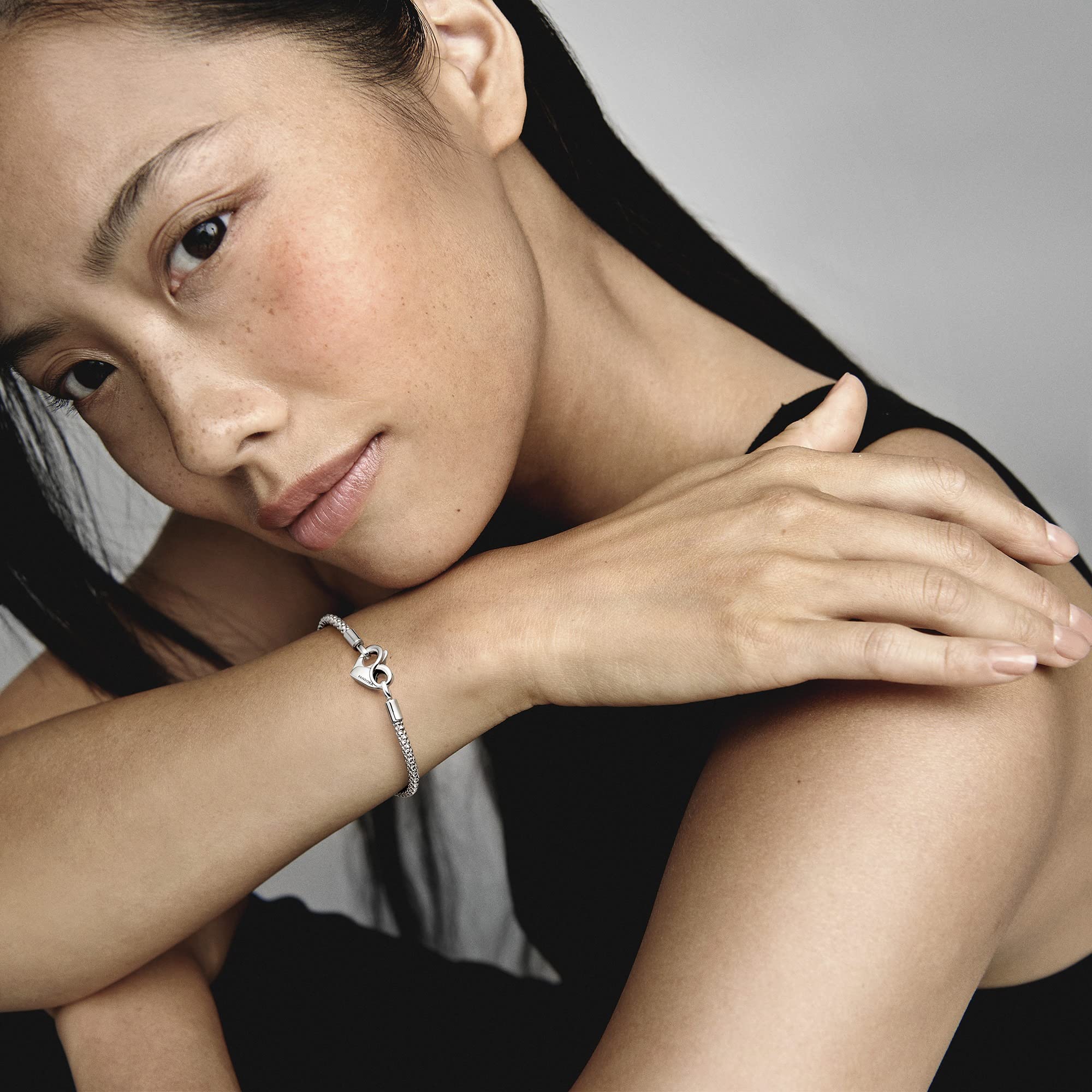 Pandora Moments Pulsera de plata de ley con tachuelas y cierre de corazón