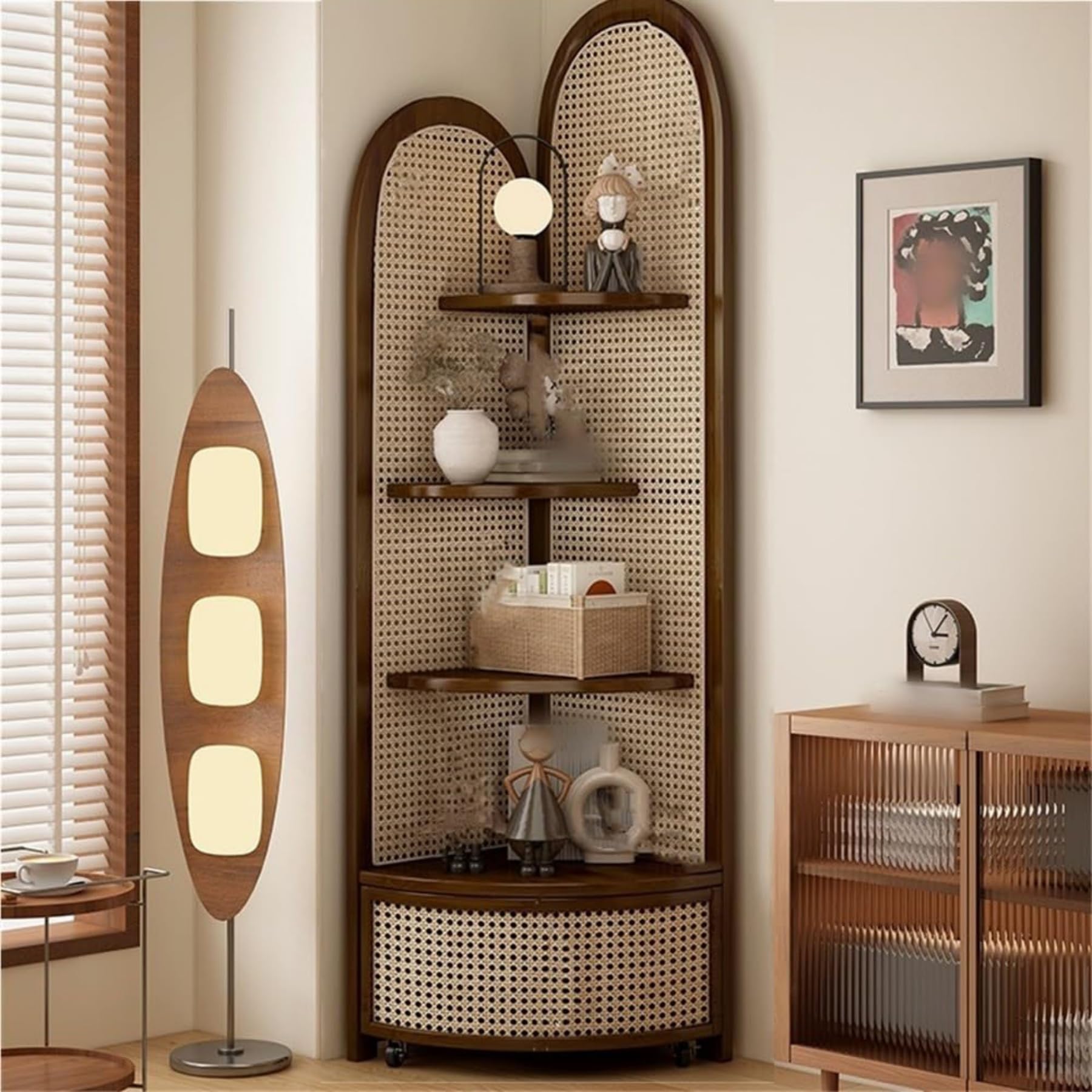 Mueble esquinero de ratán y madera maciza con acabado artesanal elegante para salones selectos