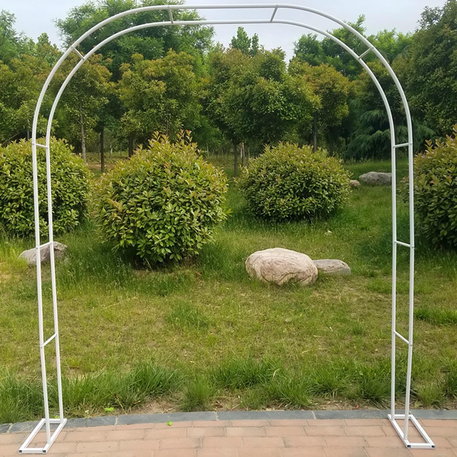Arco de escalada en acero para guiar rosales y ordenar plantas en el jardín