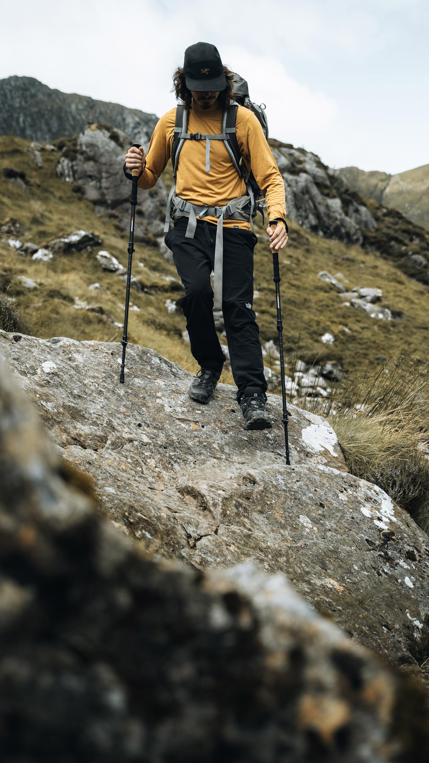 Lifesystems Bastoncini da trekking in fibra di carbonio, 2 pezzi, ultraleggeri, completamente regolabili, per escursionismo, alpinismo