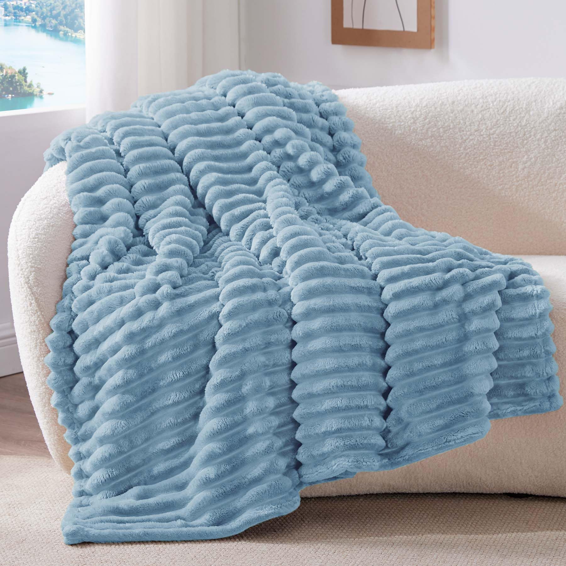 BEDELITE Manta para Sofá Pequeña - Manta de Felpa Franelada a Rayas, 125x150 cm, Azul Claro, Suave, Acogedora y Cálida, Regalo para Mujer y Hombre OEKO-TEX STANDARD 100