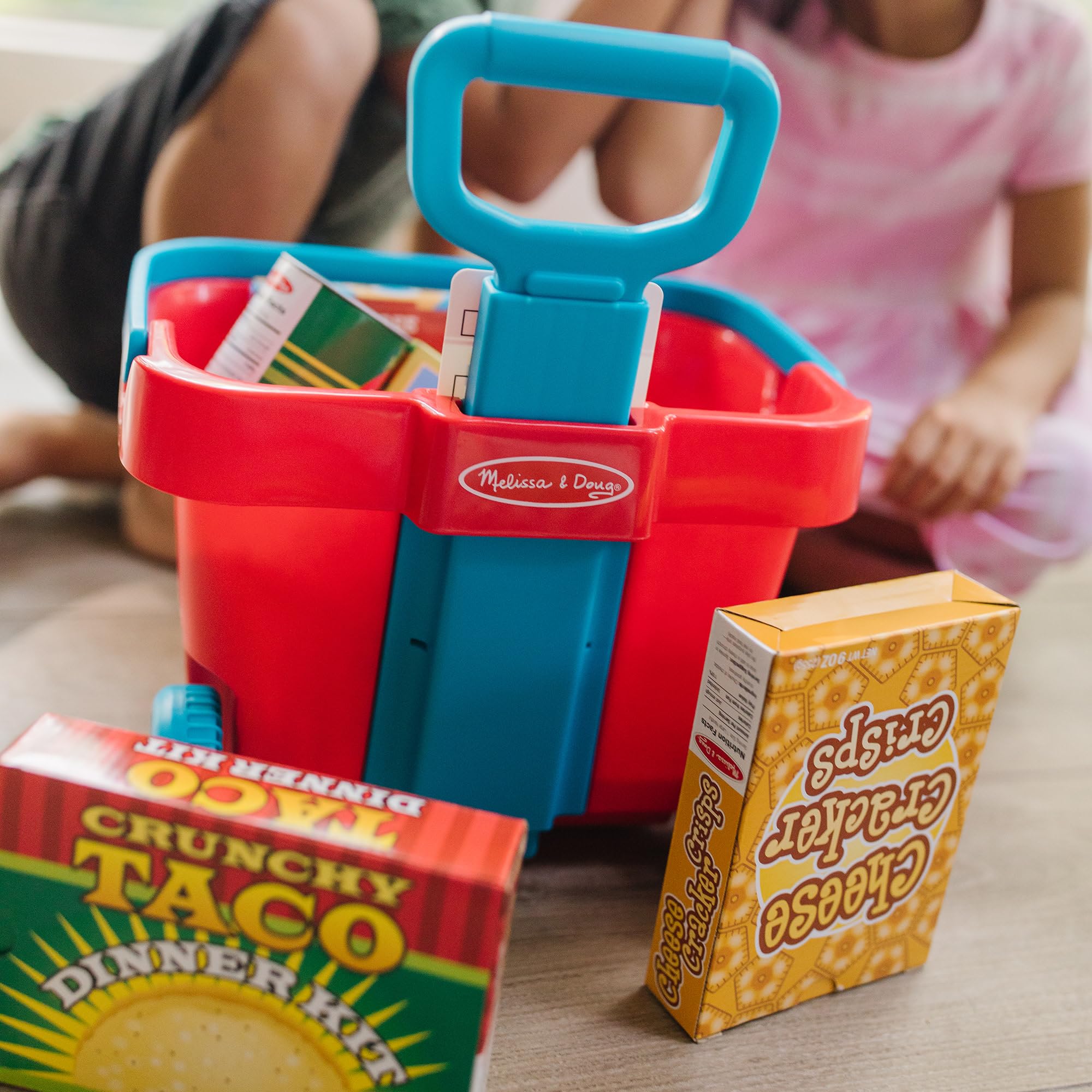 Melissa & Doug Carrellino della Spesa con Cibo Finto, Carrello Giocattolo con Ruote e Manico, Set Supermercato per Bambini con Lista Spesa, Gioco di Ruolo e Imitazione, 11 Pezzi, 3+ Anni