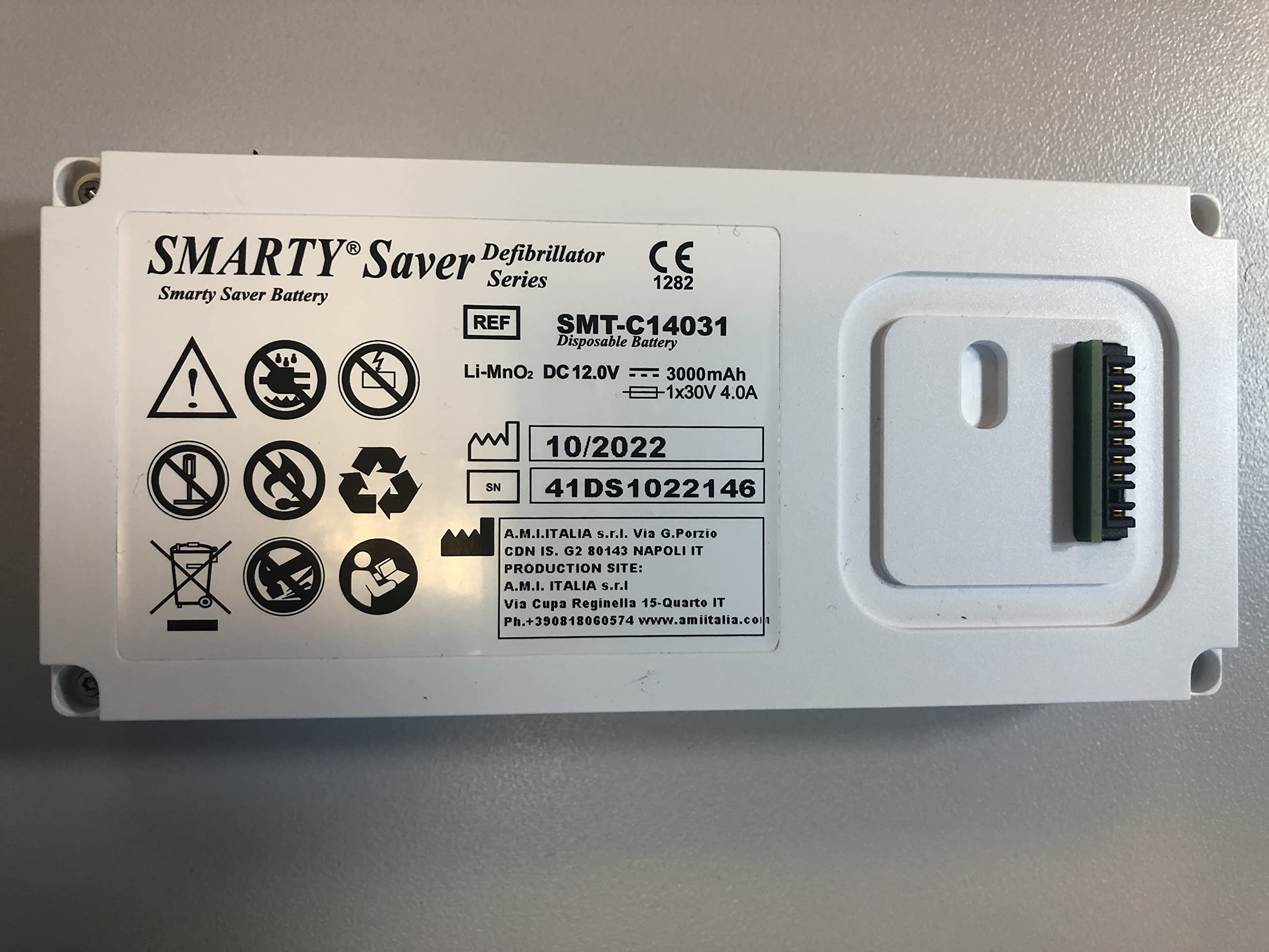 SET AED Defibrillator SMARTY SAVER, vollautom. Auslösung, Umschalter Erwachsene-Kinder, Kombi-Elektroden, ABS-Wandkasten und AED-Standortwinkel