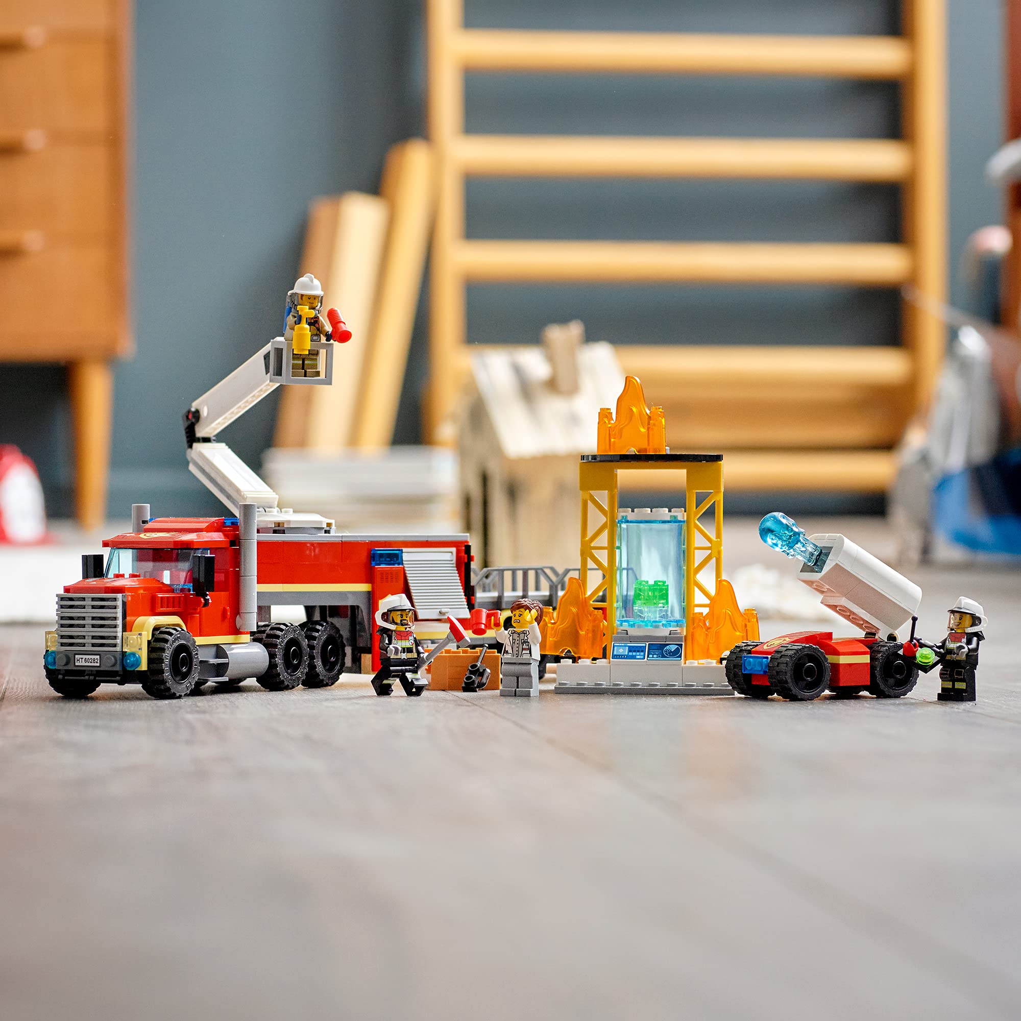 LEGO 60282 City Mobile Feuerwehreinsatzzentrale mit Spielzeug-Feuerwehrauto, Feuerwehr-Station für Jungen und Mädchen ab 6 Jahren, Geschenkset