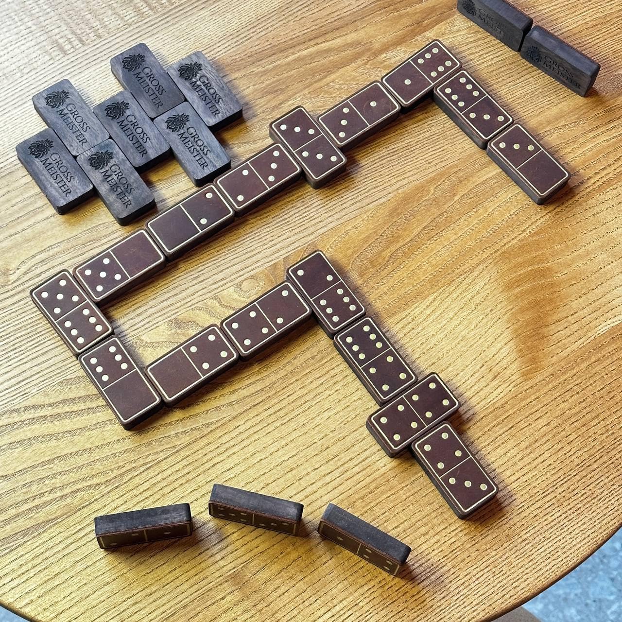 Premium Domino-Set Dunkelbraun – Handgefertigte Dominosteine aus Karbolt-Holz & Echtleder, luxuriöses Gesellschaftsspiel in edler Geschenkbox