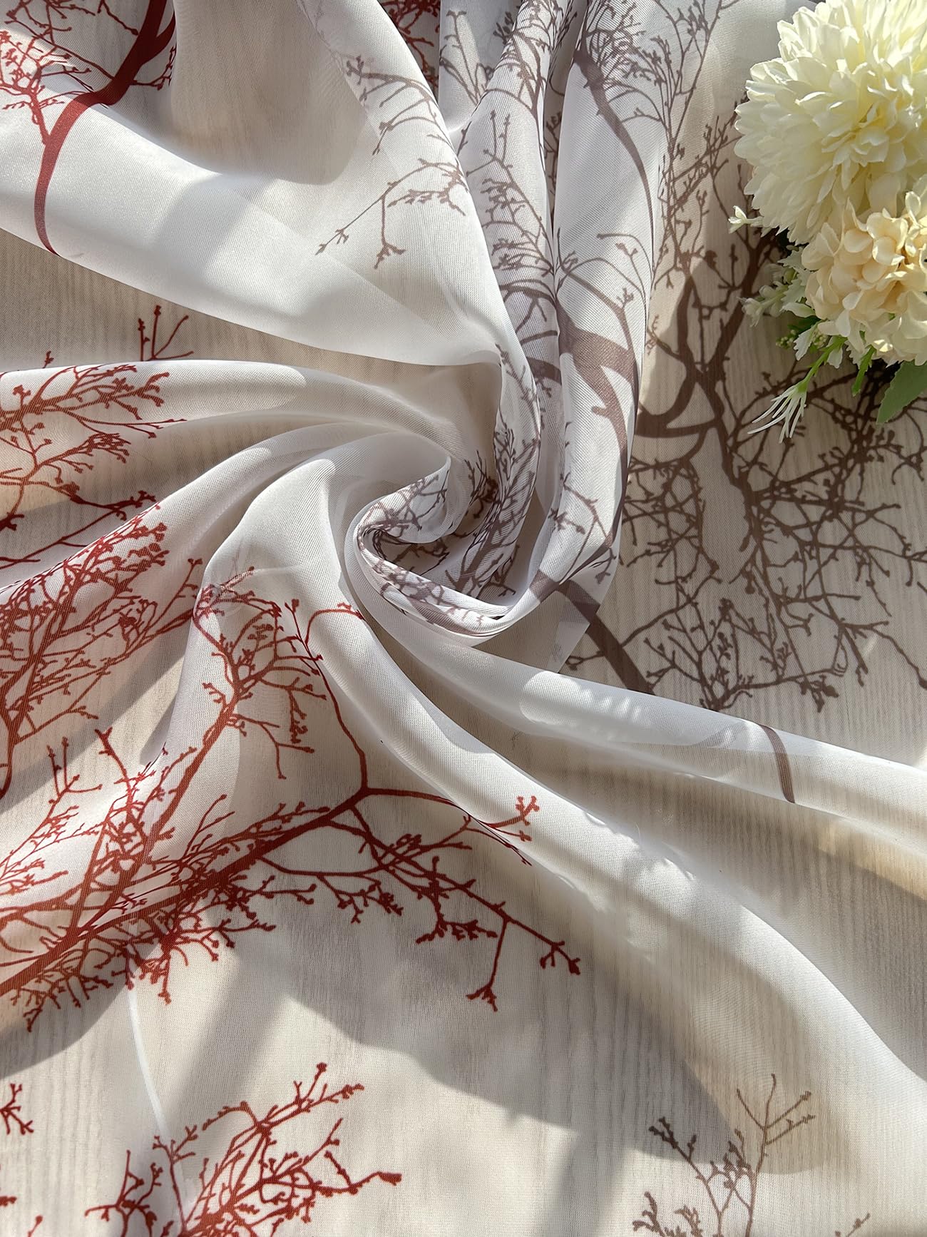 Devola Raffrollo Zweige Gardinen mit Druck Raffgardine Landhaus Rollos für Fenster Küchenvorhang Kurz Transparent Modern Fenstergardinen Wohnzimmer HxB 140x120cm Rot mit Klettband 1 Stück