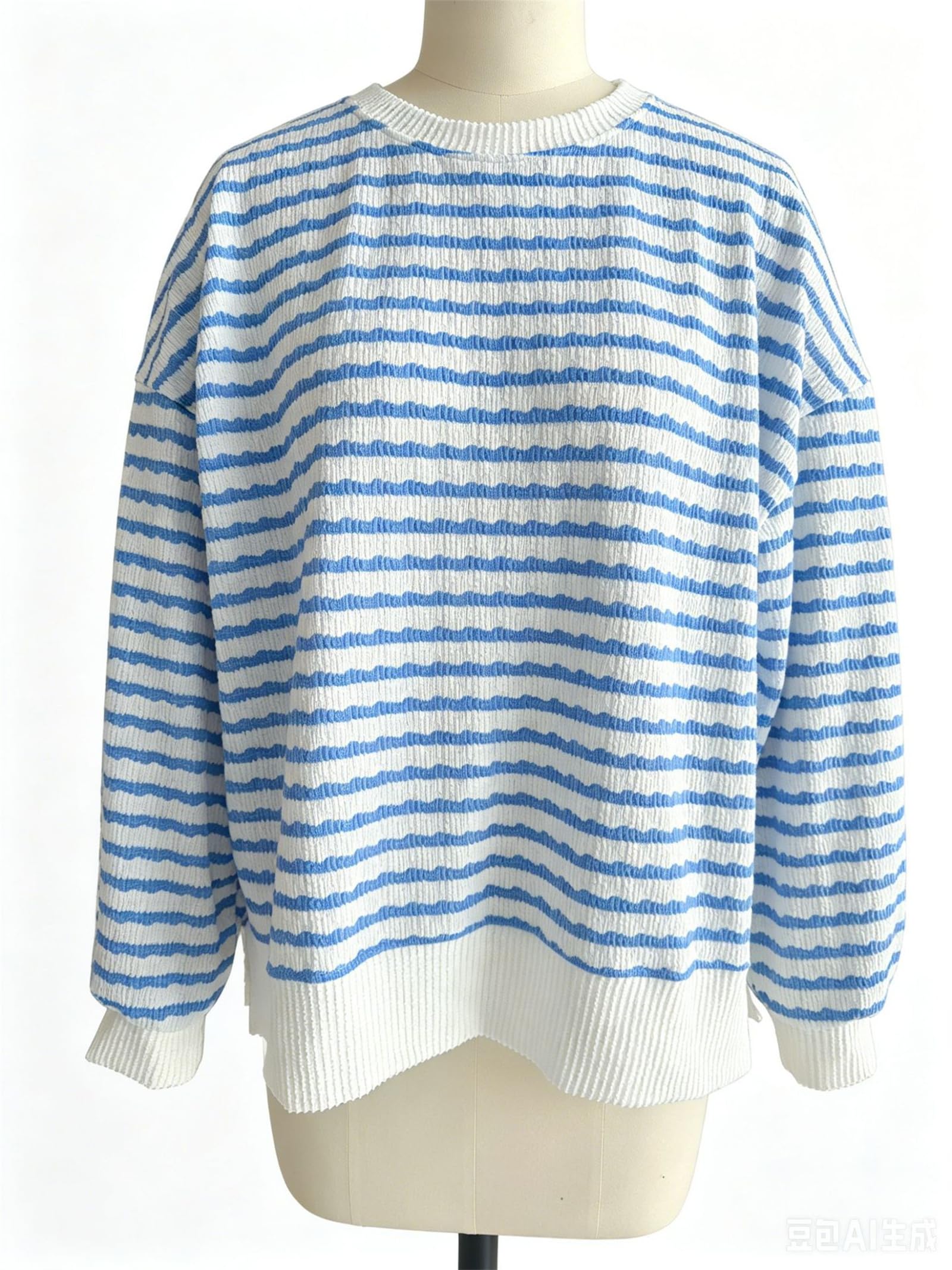 Damski sweter oversize w paski, okrągły dekolt, z rozcięciami po bokach, długi rękaw (różowy, L)