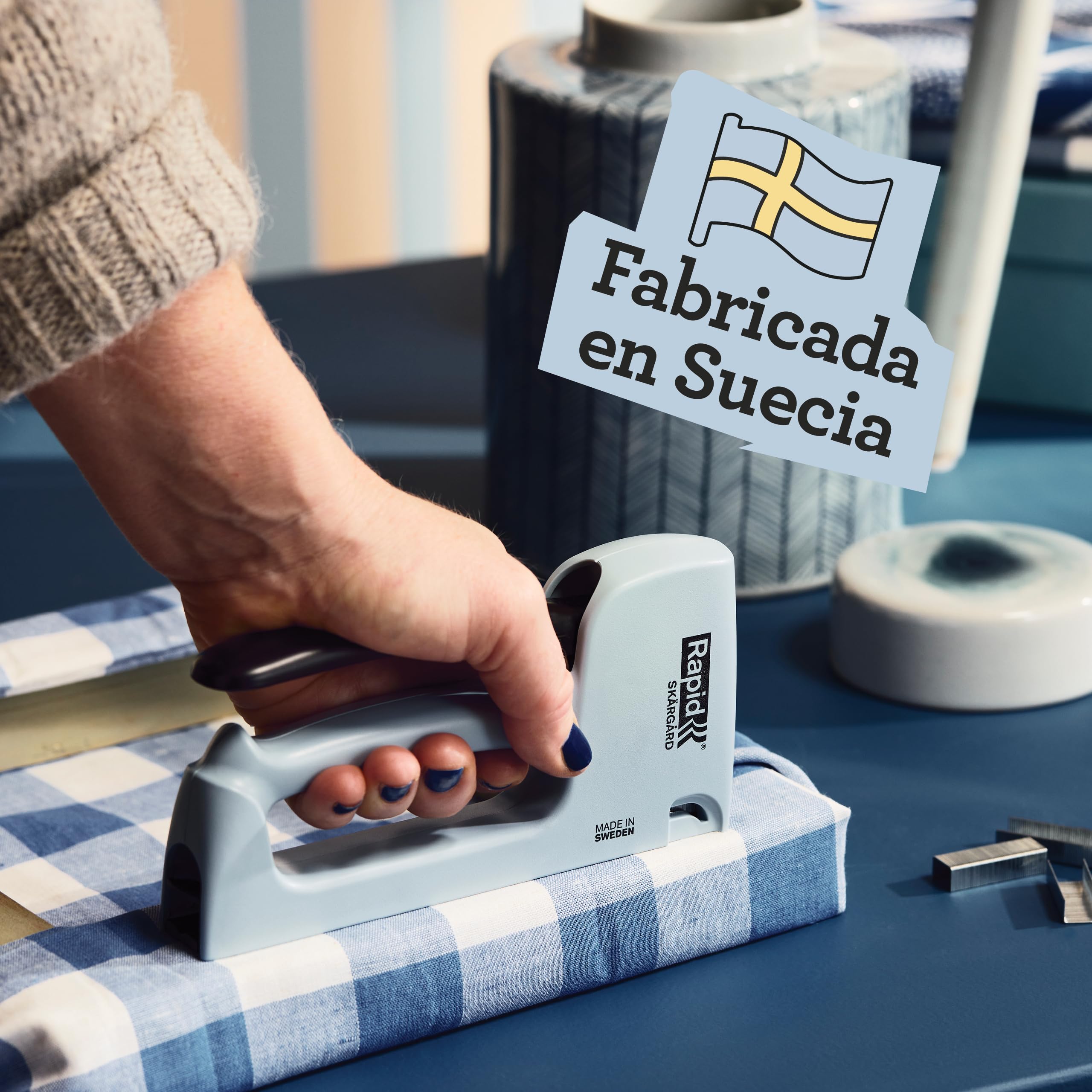 Rapid Grapadora R13 Azul para Tapicería- Carcasa Fabricada con 90% Plástico Reciclado, Fabricada en Suecia, Grapadora Manual con Piezas Internas de Acero, compatible con grapas No. 13 de 4-10 mm