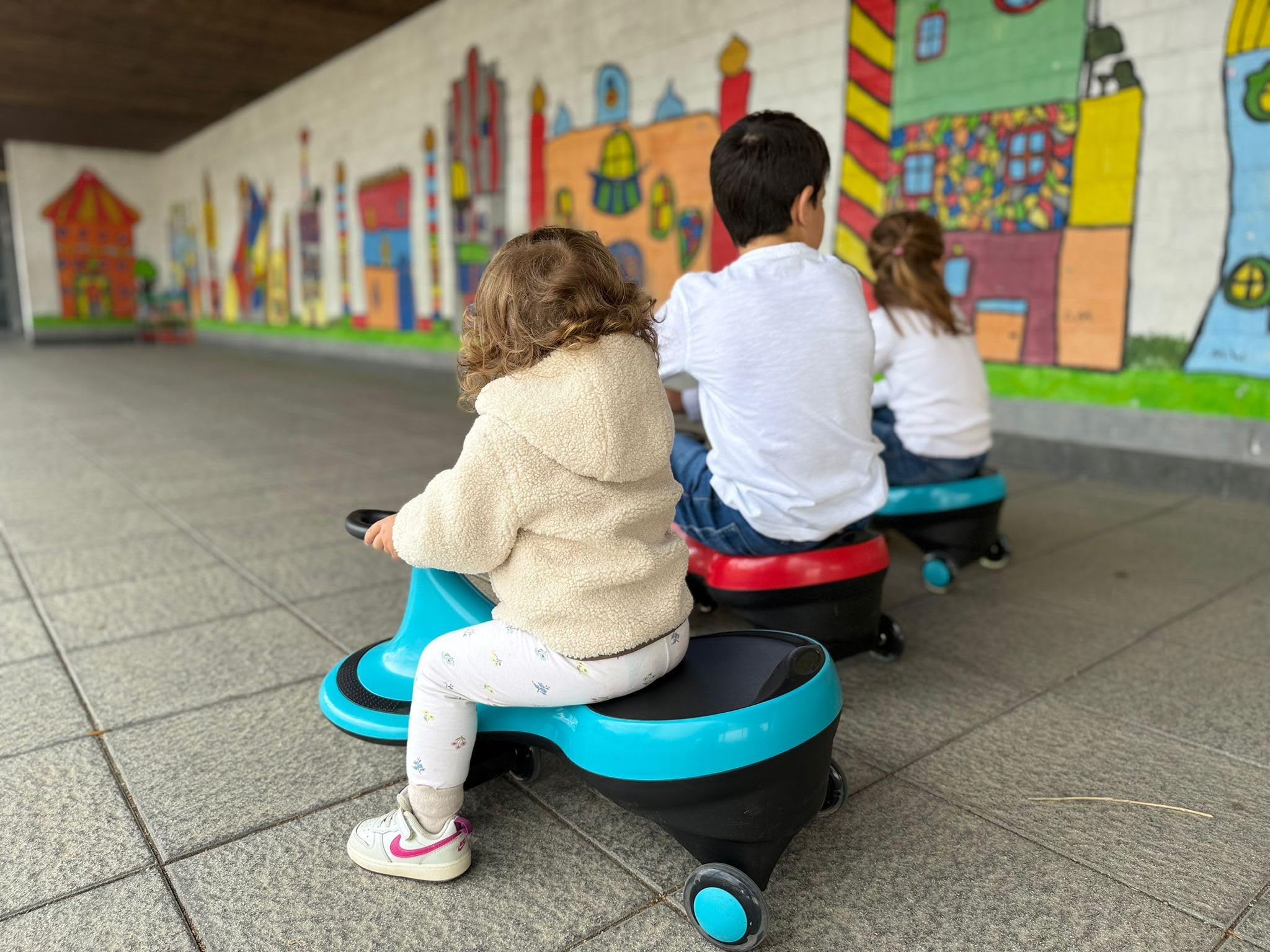 Rutschauto Swingcar Kinderfahrzeug Indoor & Outdoor geeignet Wackelauto GRAVICITY Ride-on Fahrzeug ohne Pedale Schaukelauto Spielzeugauto Wiggle Car.