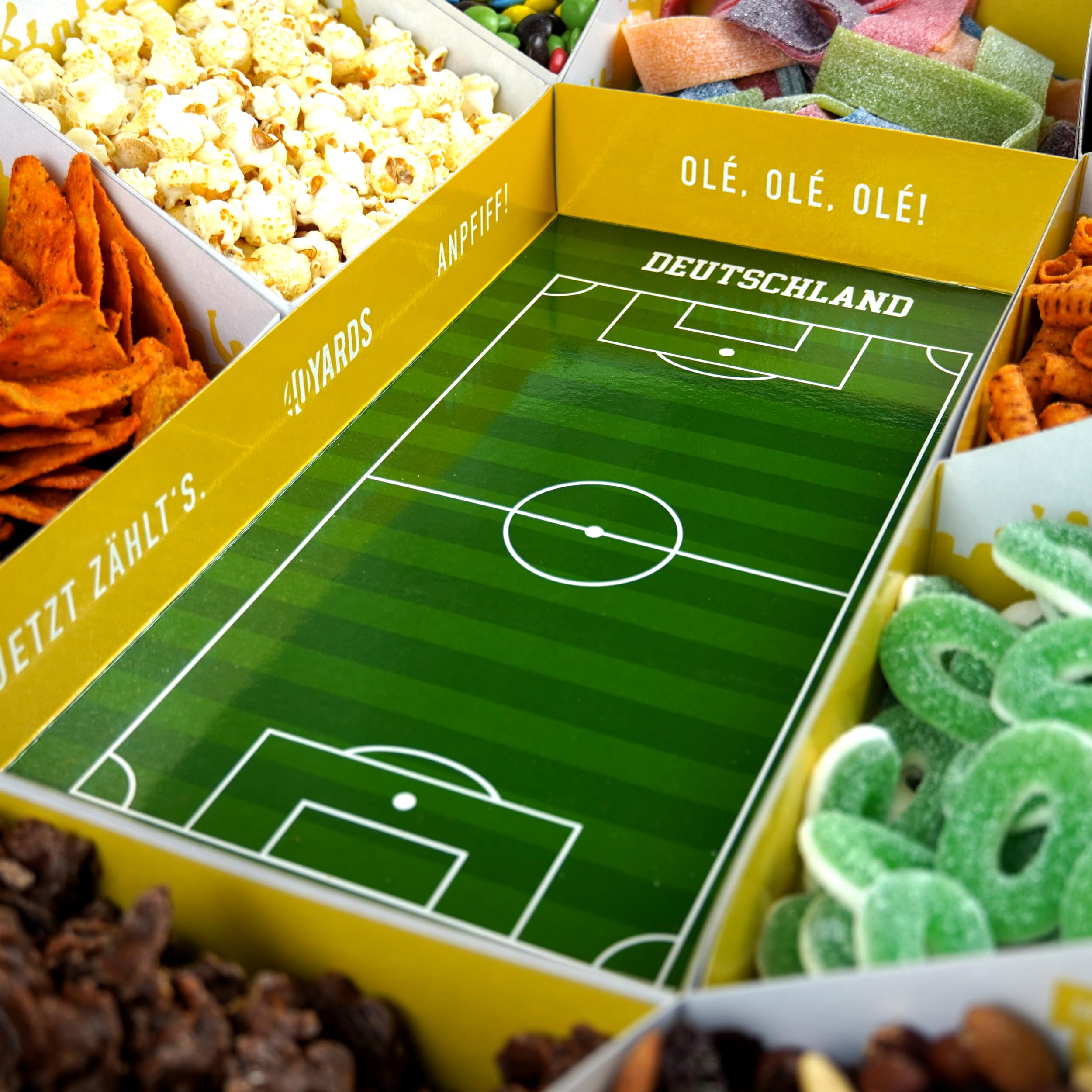 40YARDS Fußball Snack Stadium XXL 61x43 cm Deutschland Fanartikel | Großes Snackstadion für Fußball WM 2026 | Fussball Deko für Weltmeisterschaft | Party Snackschale | Deutschland Flagge + Tippspiel