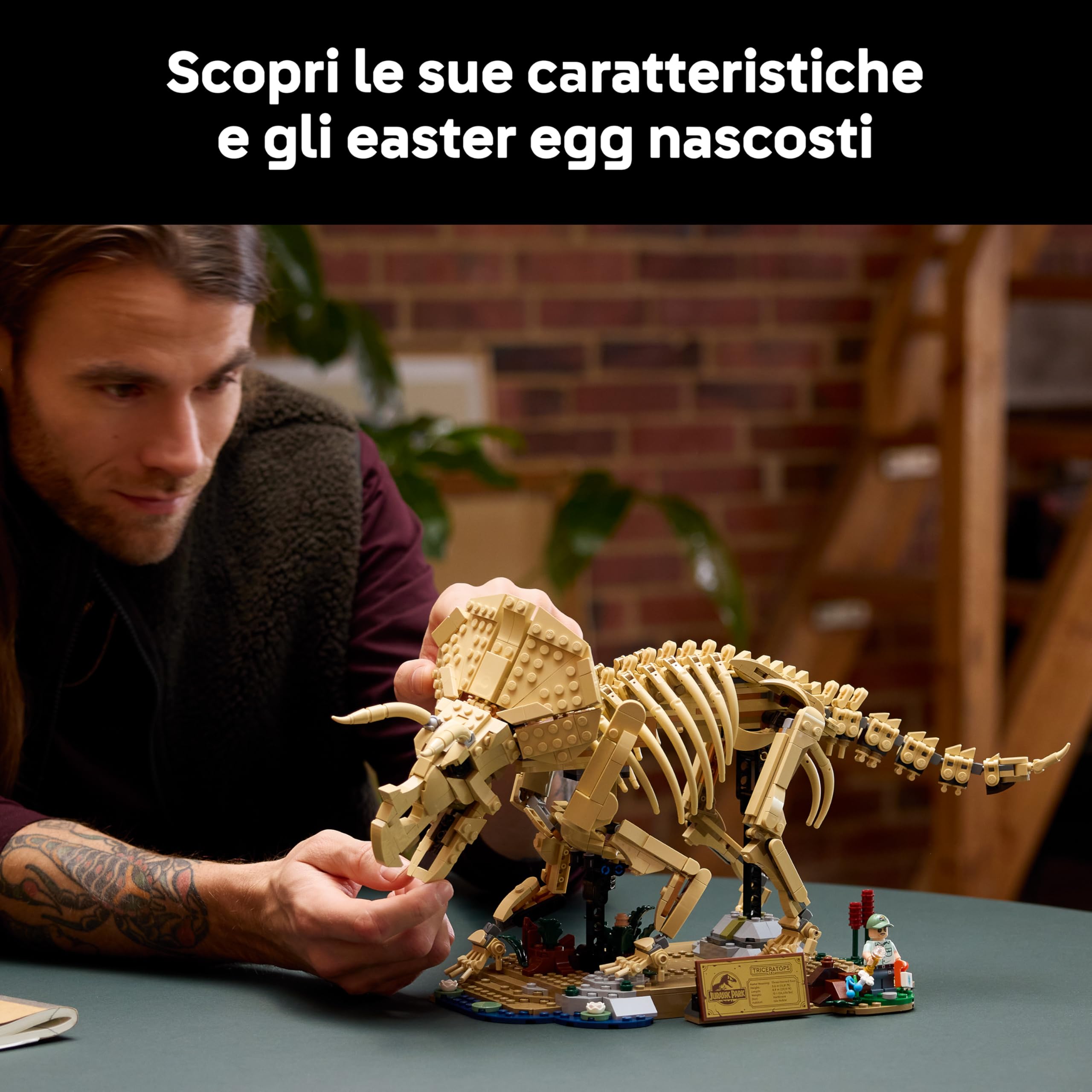 LEGO Jurassic World Fossili di Dinosauro: Triceratopo - Kit Modellismo per Adulti con Minifigure del Dr. Gerry Harding - Decorazione per Scrivania o Scaffale - Regalo per Fan di Jurassic Park - 77985