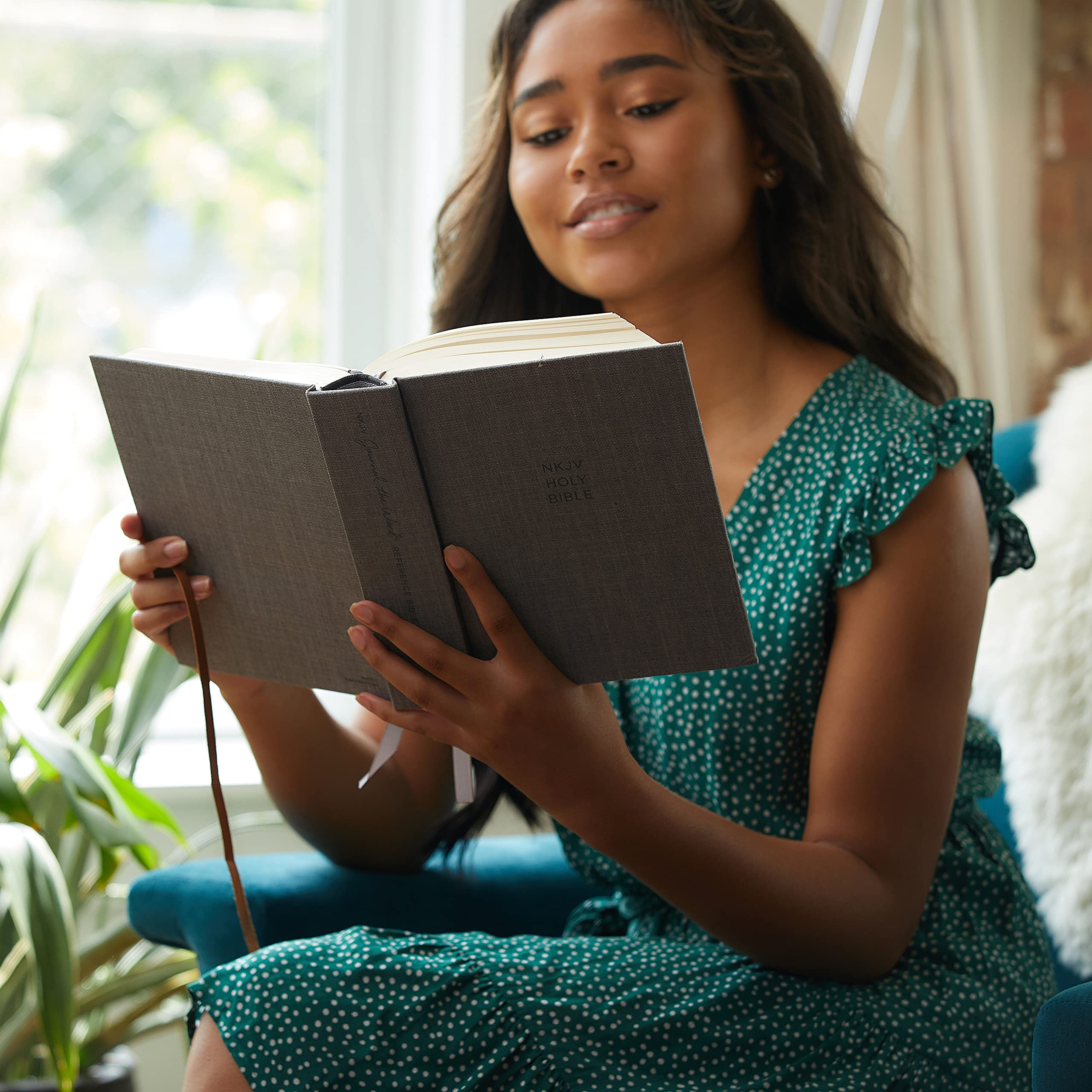 NKJV, Journal the Word Bible, Cloth over Board, Gray, Red Letter, Comfort Print: Reflect, Journal, or Create Art Next to Your Favorite Verses - Image 8