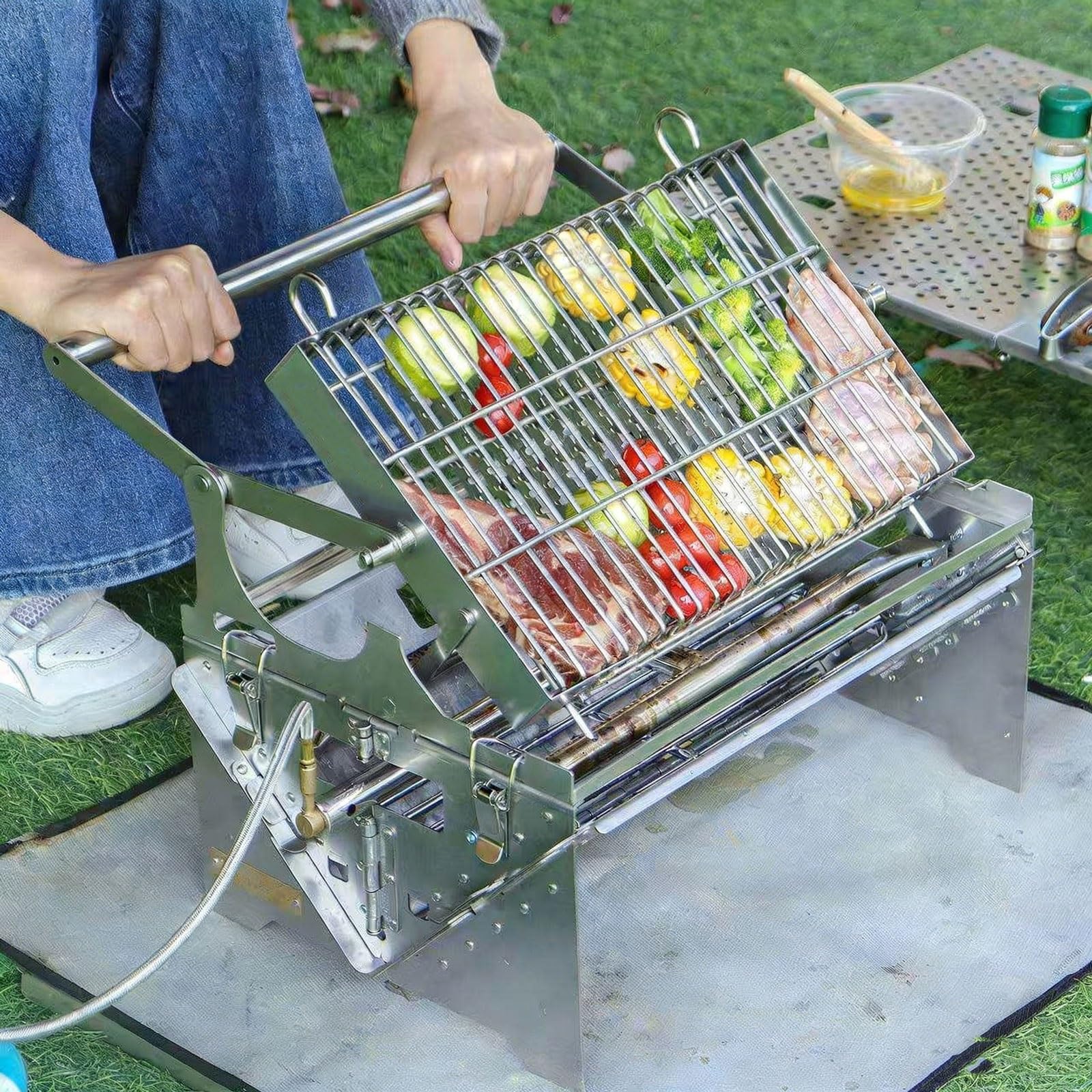 360 Rotating Portable Charcoal Grill, składany grill ze stali nierdzewnej z paskiem stylowym, kompaktowe gotowanie na świeżym powietrzu na ognisko na pikniki, RV, plecak, plaża