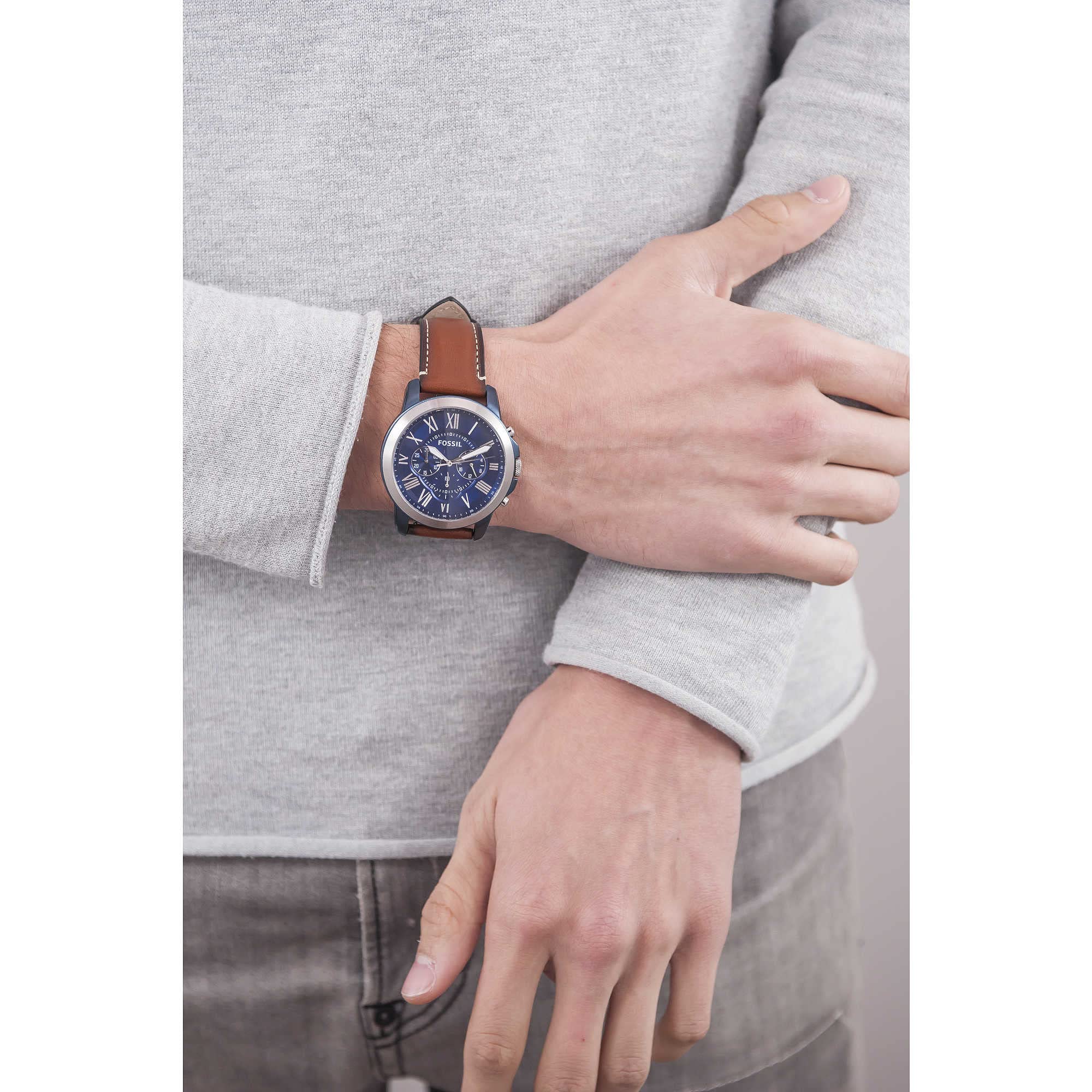 Fossil Grant Uhr für Herren, Quarz-Chronographenwerk, mit Edelstahl- oder Lederarmband, Braun, 44MM & Damenuhr Carlie Mini, Quarzwerk, 28mm Silbernes Edelstahlgehäuse mit Lederarmband, ES4701
