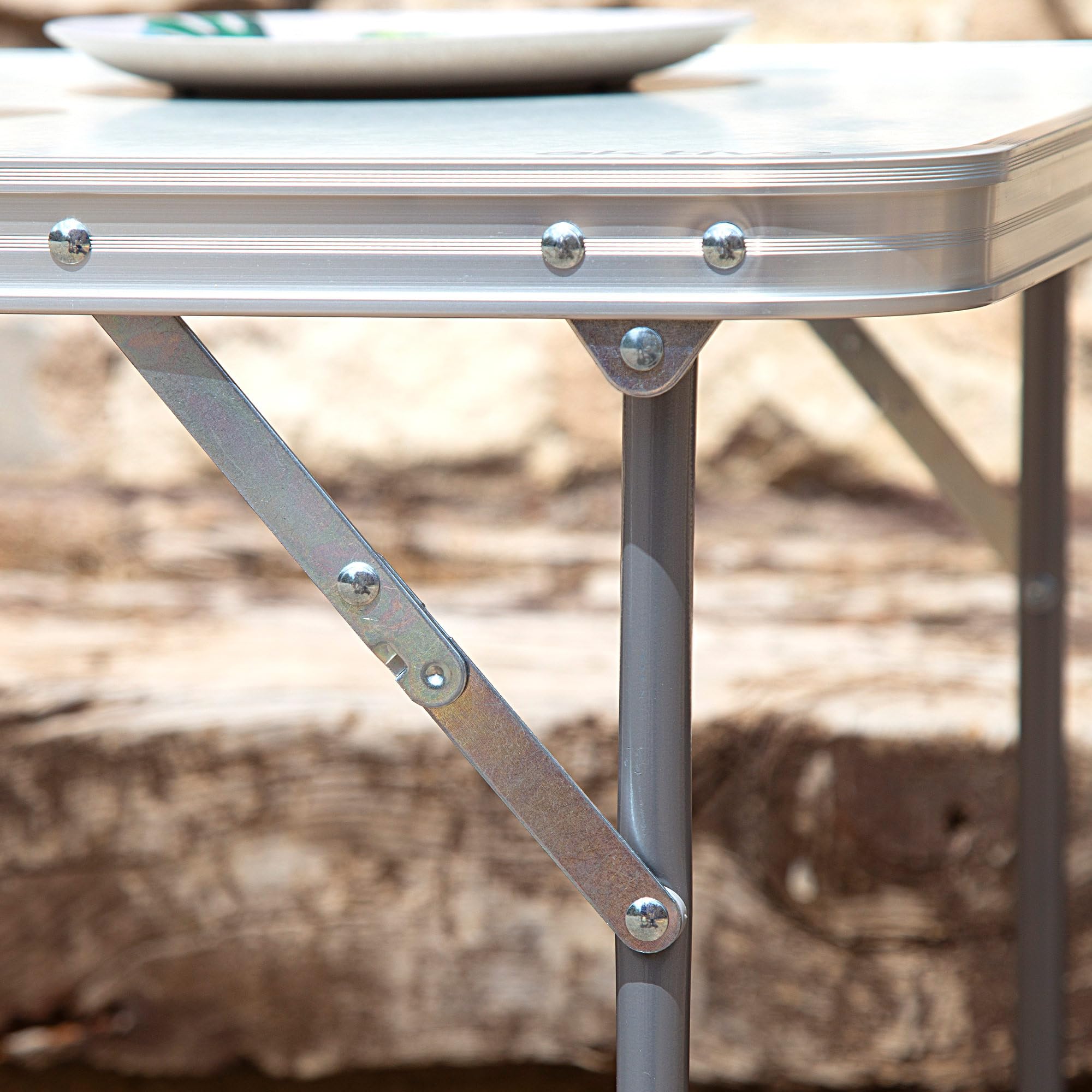 AKTIVE Table de Camping Pliante, Table Légère, Pieds Pliants, 80X60X70 cm, Bois MDF, Cadre en Acier, Blanc, Poignée de Transport, Camping
