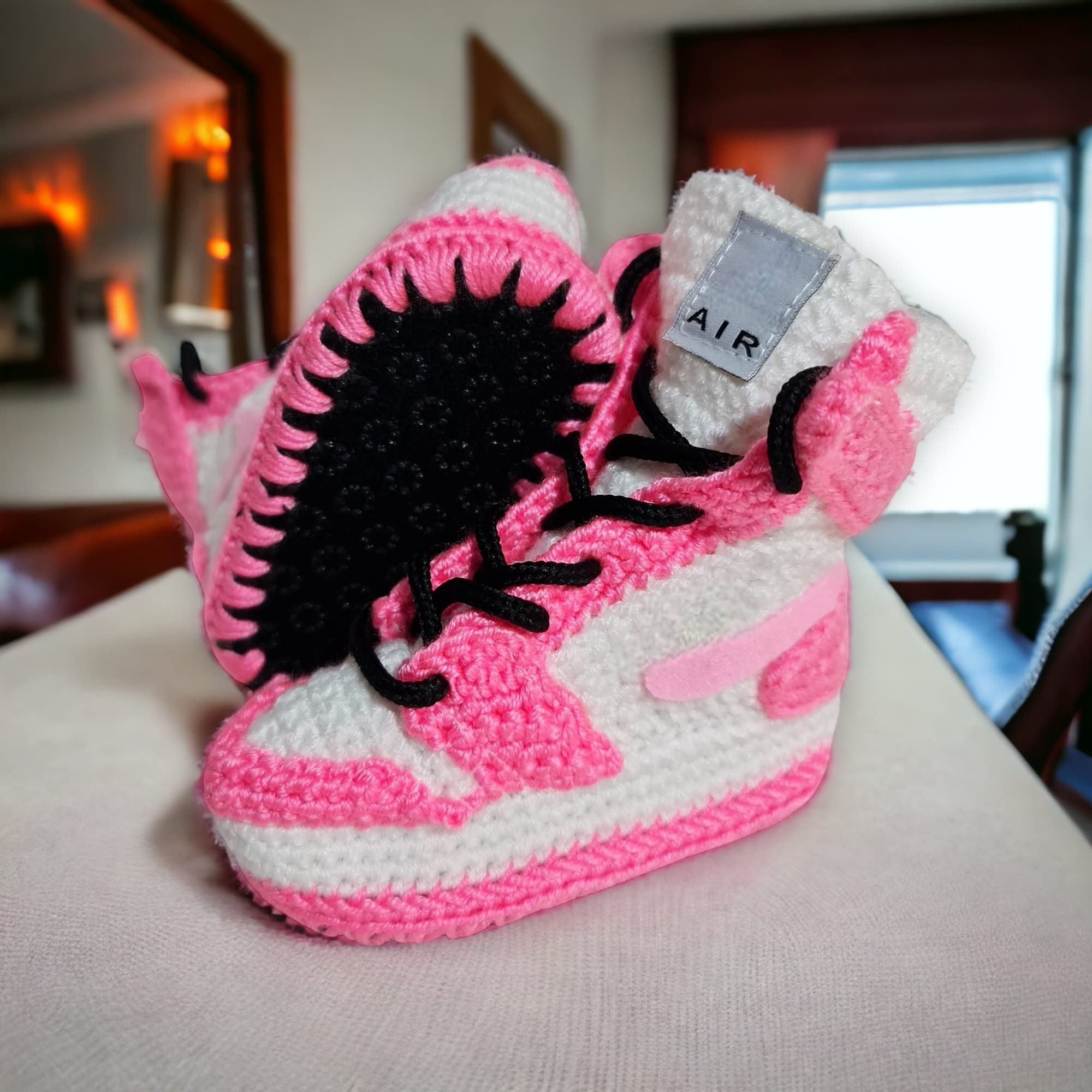 Handgefertigte Rosa Jordan Style Baby Sneaker - Weiche Häkel-Hausschuhe mit Anti-Rutsch-Sohle - Plüsch-Booties für Neugeborene & Kleinkinder - Winter Warme Socken
