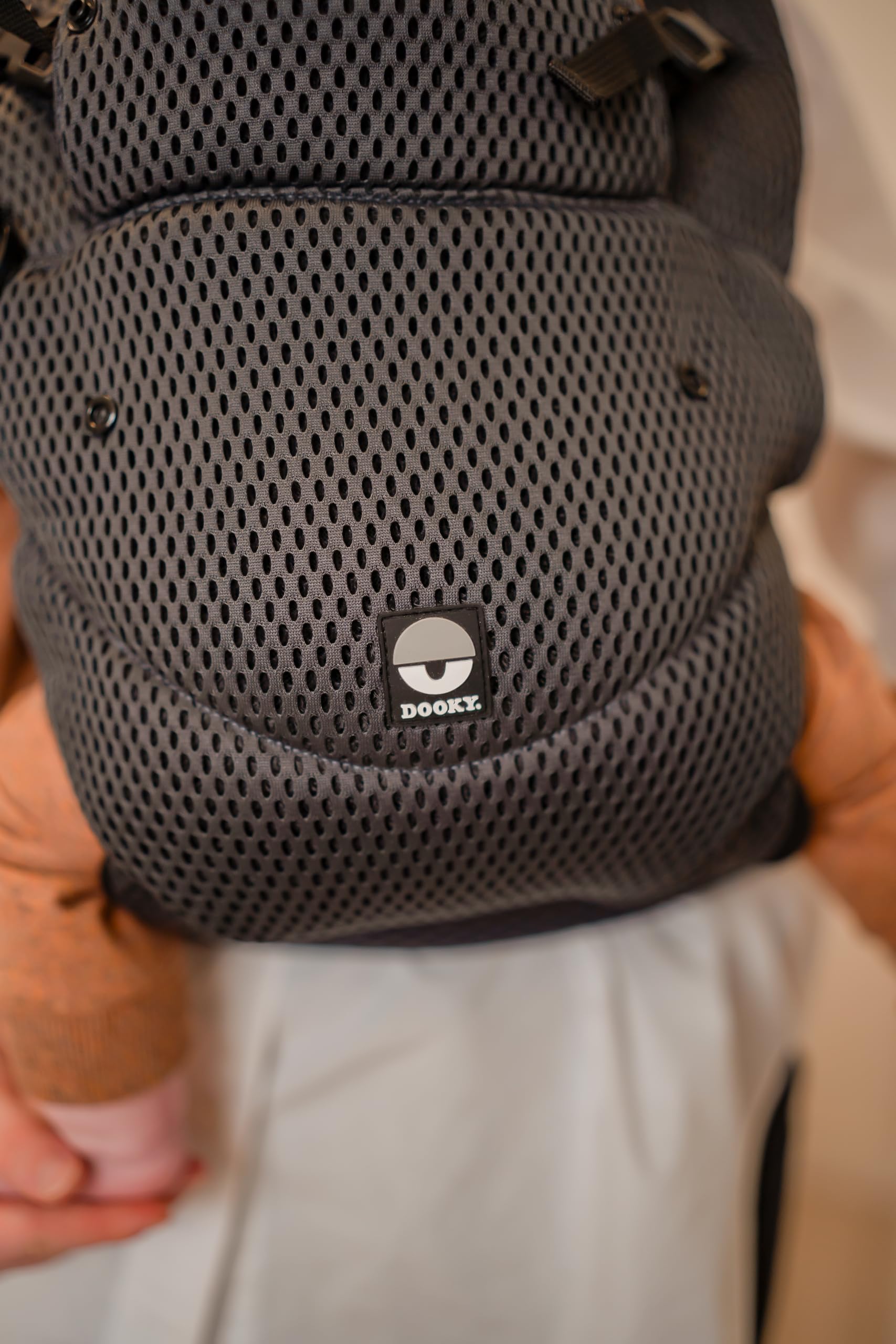 Dooky Urban Comfort - Portabebés ergonómico (apto desde el nacimiento 0-3 años y 3,5-15 kg, material transpirable, tres opciones de transporte diferentes), color negro