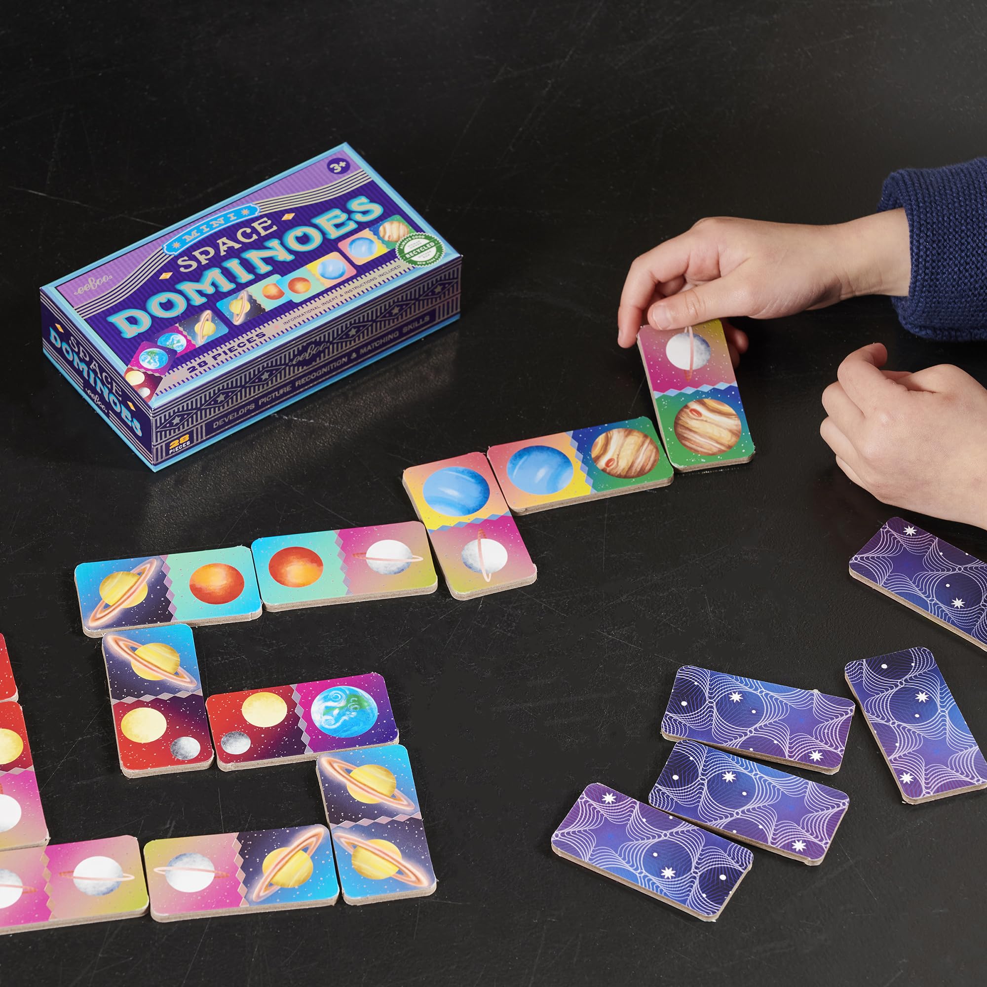 eeBoo: Mini-Dominosteine – Weltraum – 28-teiliges Planeten-Thema-Set, silberfarbene holografische Folienfliesen, klassisches Spielstein-Matching-Spiel, Familien & Kinder ab 3 Jahren, 2-4 Spieler