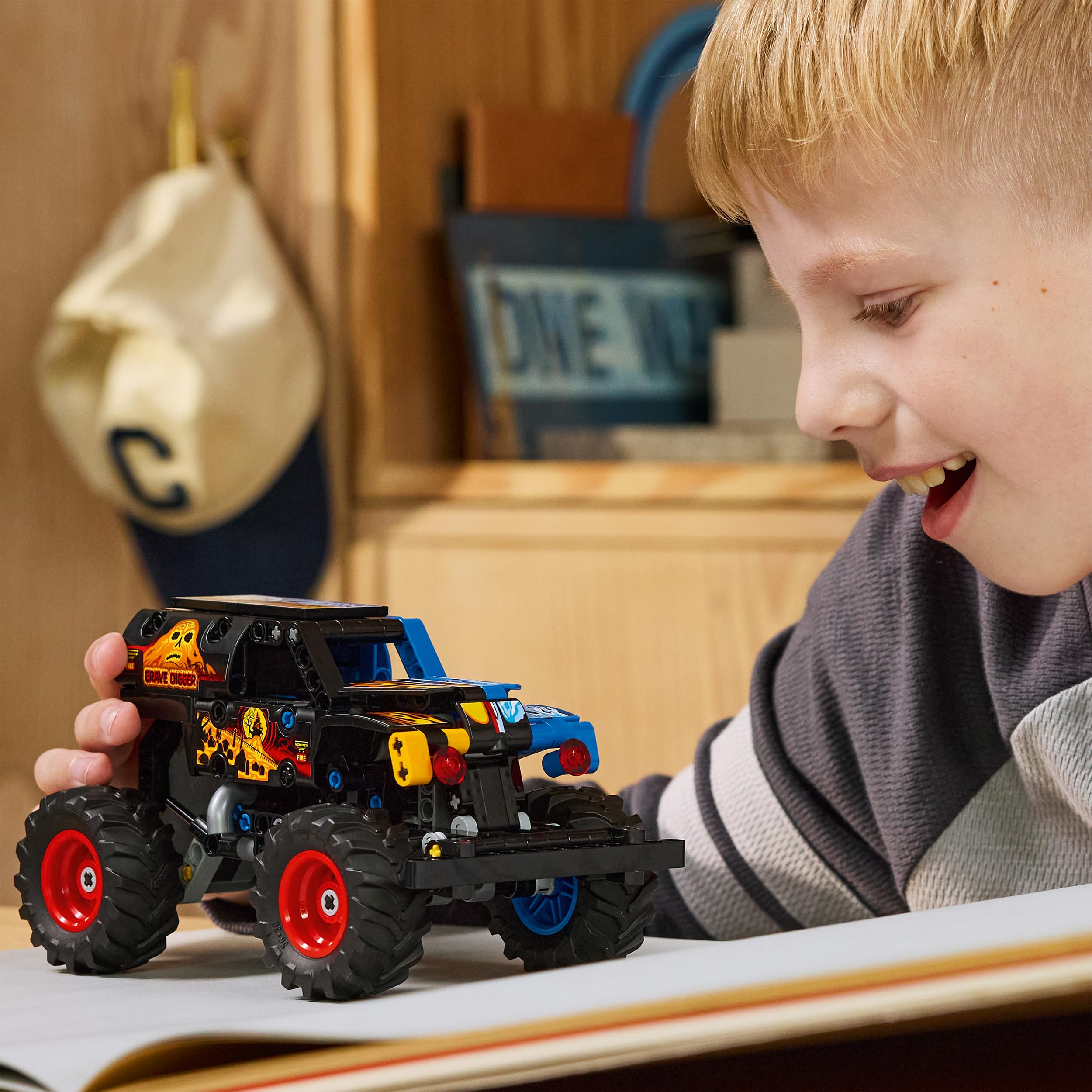 LEGO Technic Monster Jam Grave Digger Fuego y Hielo - Camión de Juguete de Carga Manual - Maqueta de Coche de Carreras con Detalles Realistas - Regalo de Cumpleaños para Niños y Fans de 7+ Años 42219