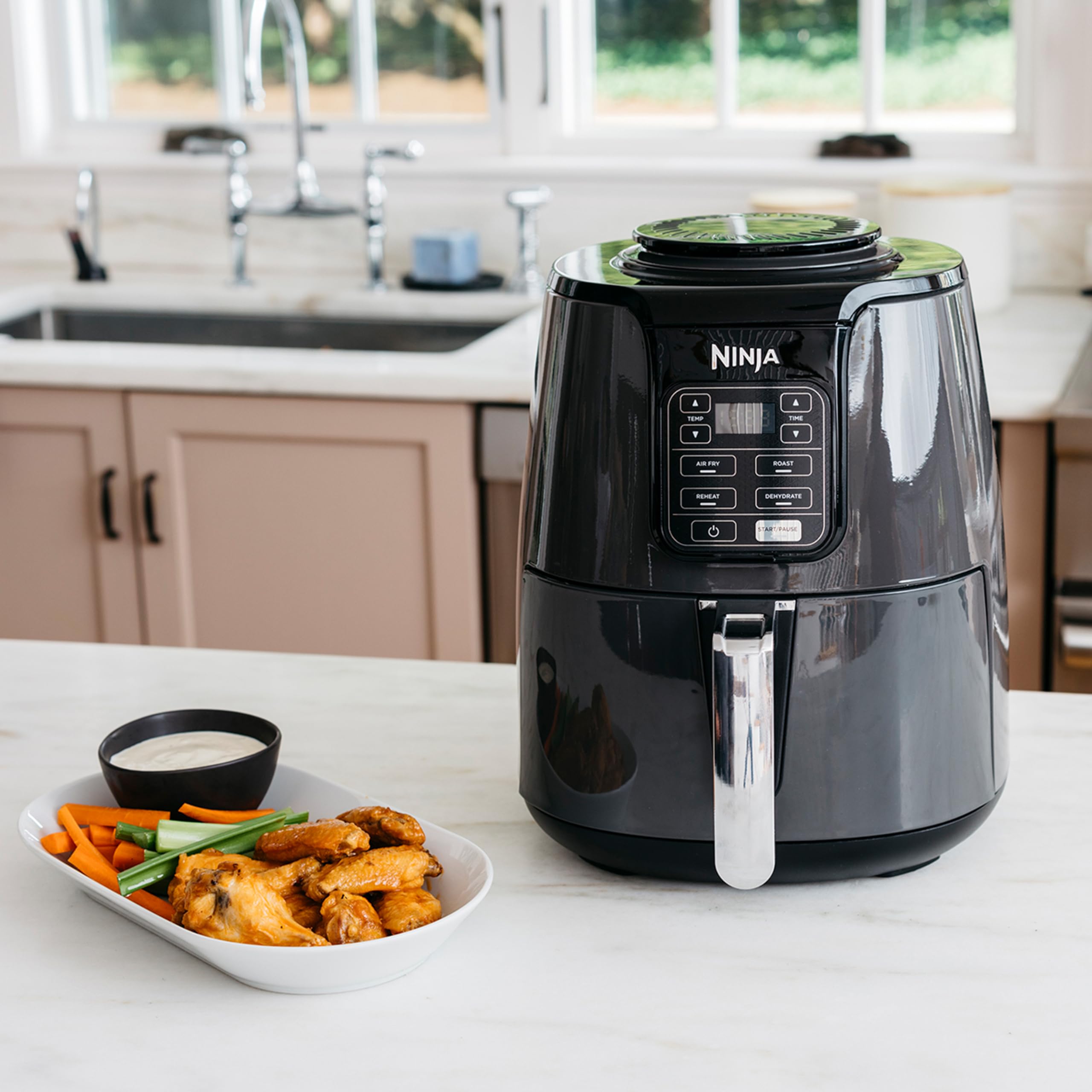 NINJA Air Fryer, 3,8L, 4-en-1, Sans Huile, Frire à l'air, Rôtir, Déshydrate, Panier Antiadhésif Compatible Lave-Vaisselle, 2-4 Portions, Digitale, Gris et Noir, AF100EU
