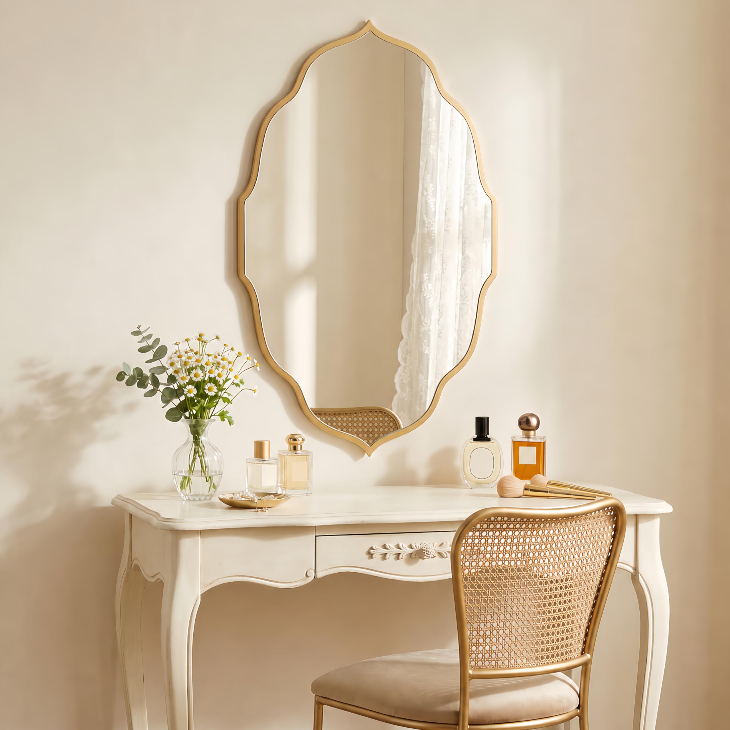 PERFNIQUE Espejo de pared dorado, 81 x 51 cm, espejo ovalado ondulado para baño, espejo decorativo grande para entrada, dormitorio y sala de estar, colgar o inclinar