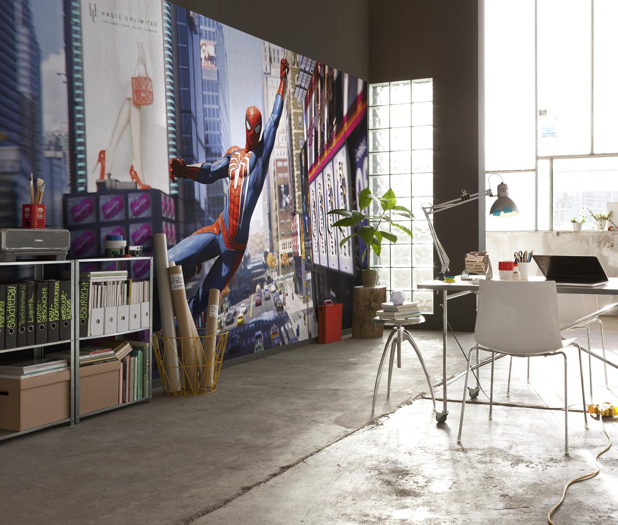 Komar Vlies Fototapete - Marvel Spider-Man City Swing - Größe 400 x 250 cm - Tapete, Kinderzimmer, Kindertapete