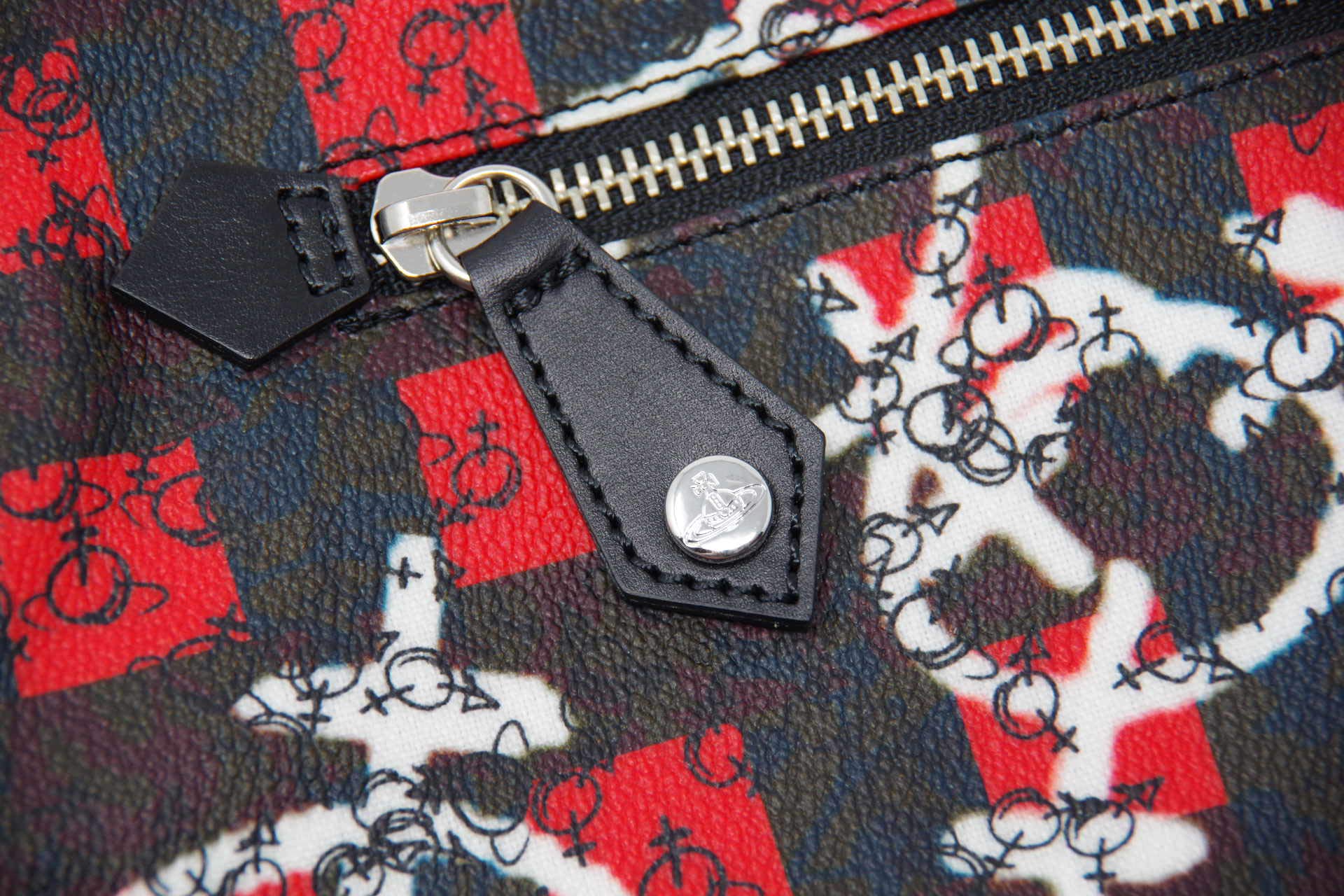 ヴィヴィアンウエストウッド　アングロマニアスクイグル　PCケース　クラッチバッグ Amazon.co.jp: Vivienne Westwood ヴィヴィアンウエストウッド PC