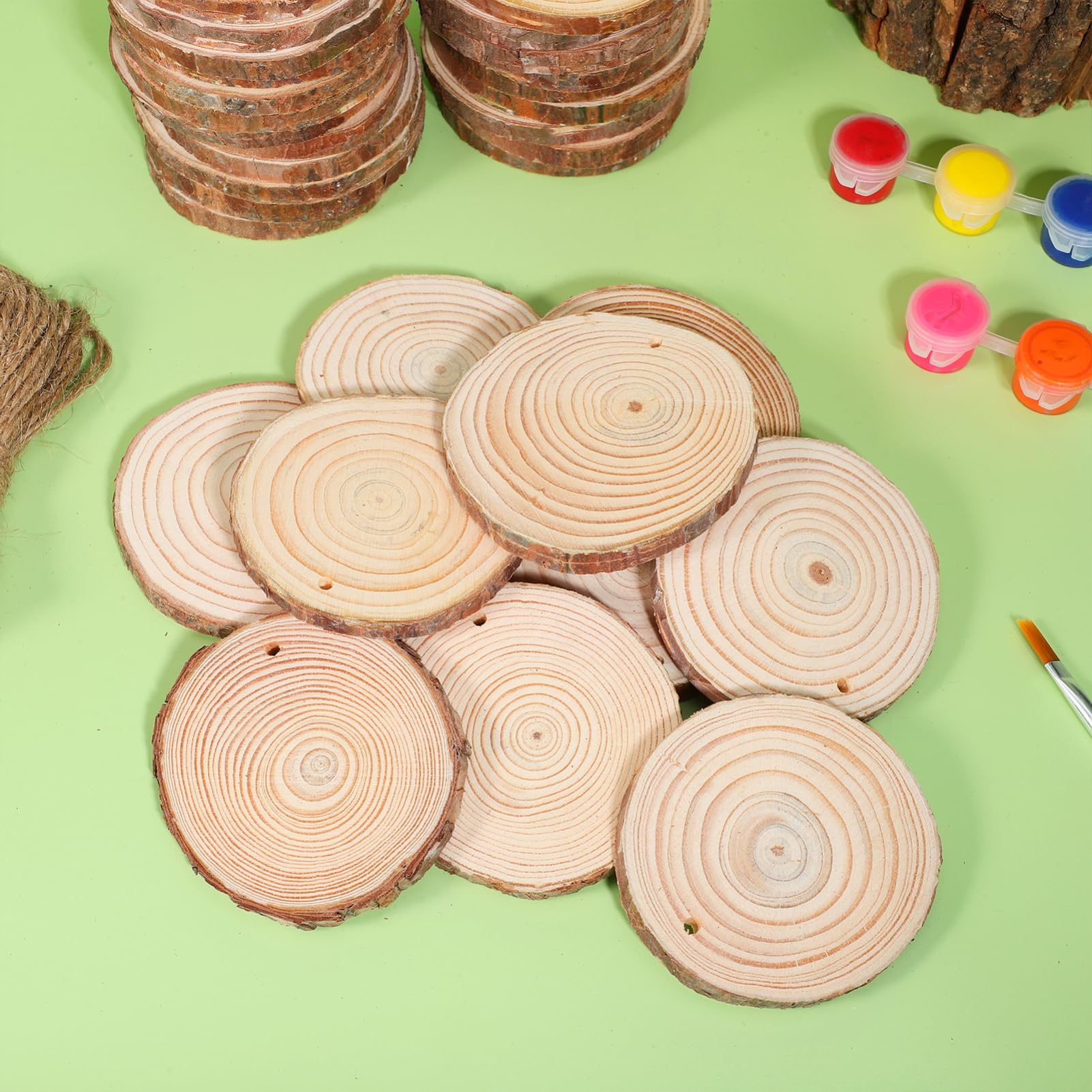 50 Stück Holzscheiben mit Jute Schnur Ungebohrte Holzrunden für Diy Bastelprojekte Weihnachts und Hochzeitsdekorationen