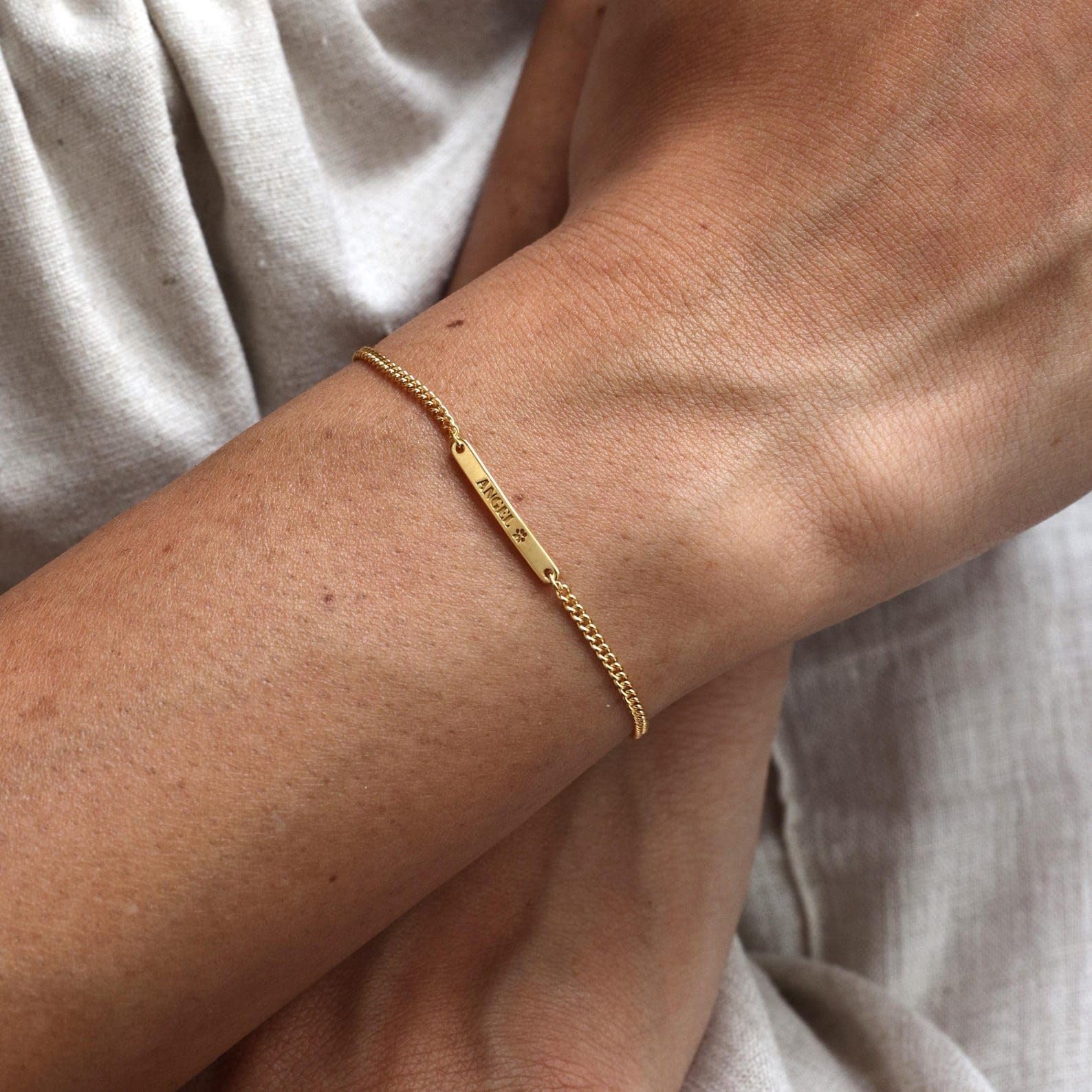 Pulsera de barras Minimalista grabada con cadena de la placa 925 Acoplamiento de nombre personalizado Colgante de delicado personalizado Nombre apilable Pulsera de la mascota