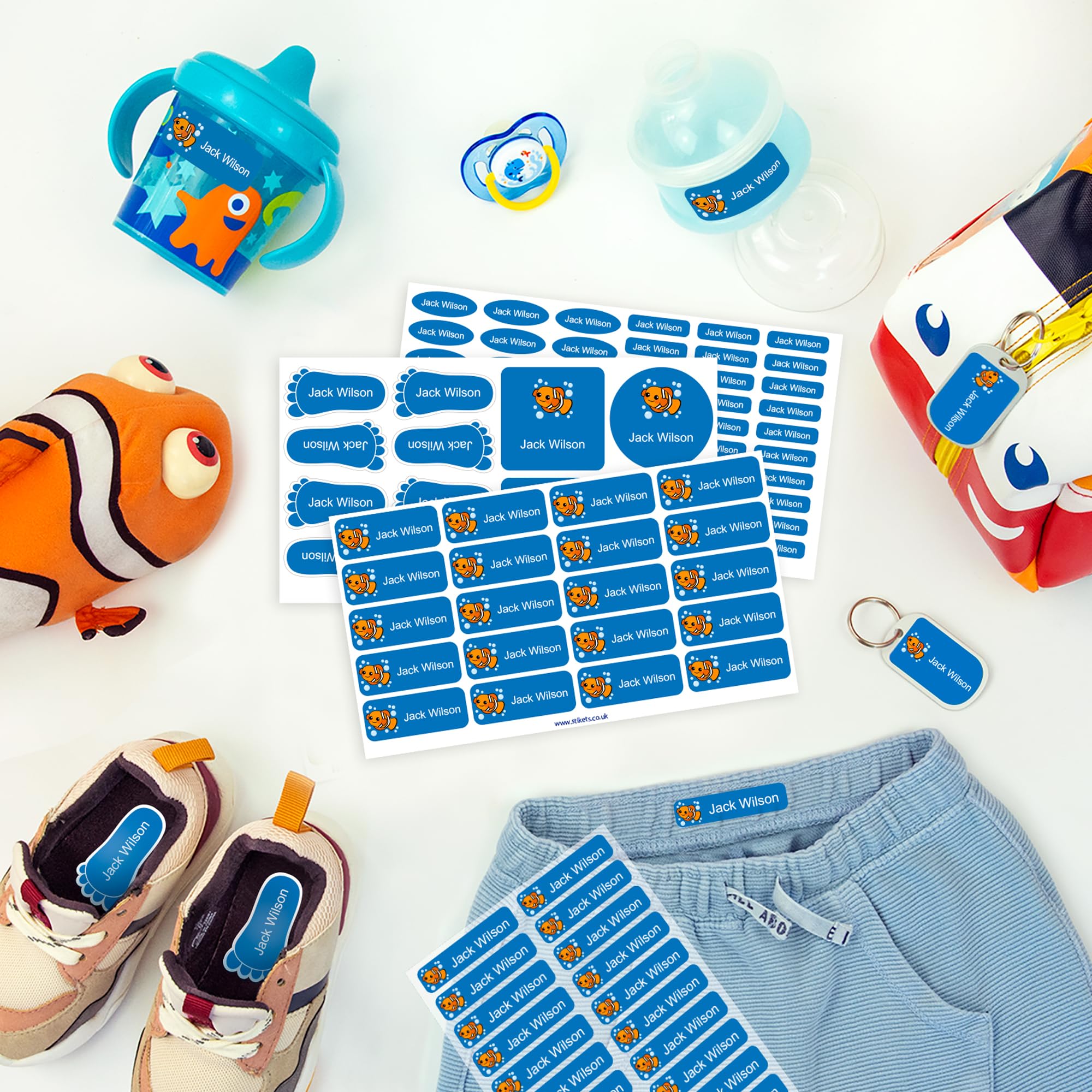 Pack de etiquetas para marcar la ropa, objetos, zapatos y mochilas de los niños. 112 etiquetas personalizadas perfectas para el cole o la guardería Stikets®