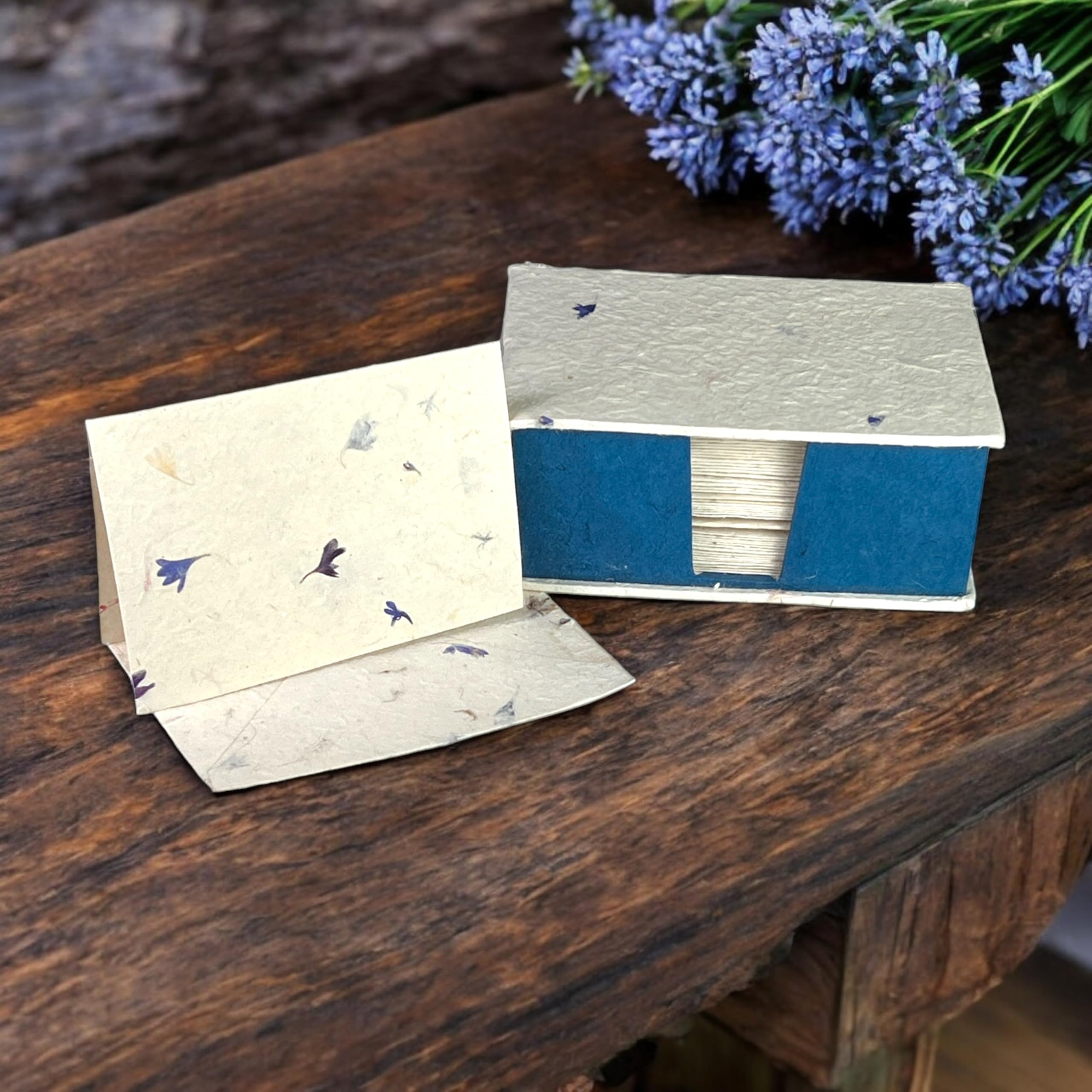 Kathmandu Valley Co. Nepali Cherish Grußkarte & Umschlag Deluxe Box Set mit handgemachtem Lokta-Papier aus Nepal, 25 Karten (Kornblume)