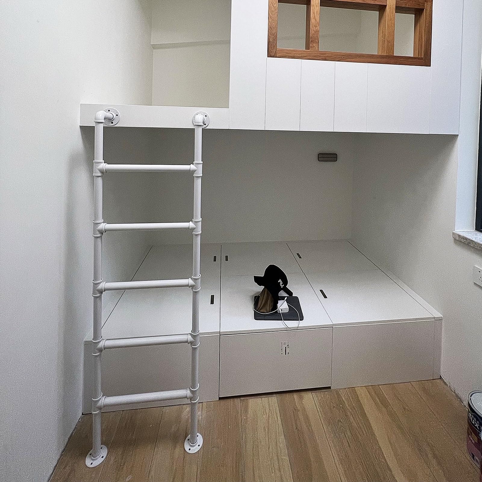 Escabeau en métal blanc de loft : sécuriser l'accès aux lits superposés