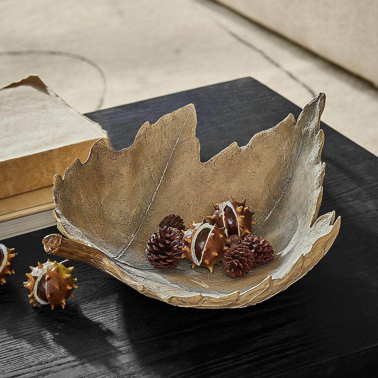 Loberon Deko-Schale Vibius - Detailreiche Blattstruktur - Imposante Größe - Charmante Herbstdekoration - Wohnaccessoire - Polyresin, beige | Schale Vibius - Detailreiche Blattstruktur - Imposante Größe - Charmante Herbstdekoration - Wohnaccessoire - Polyr